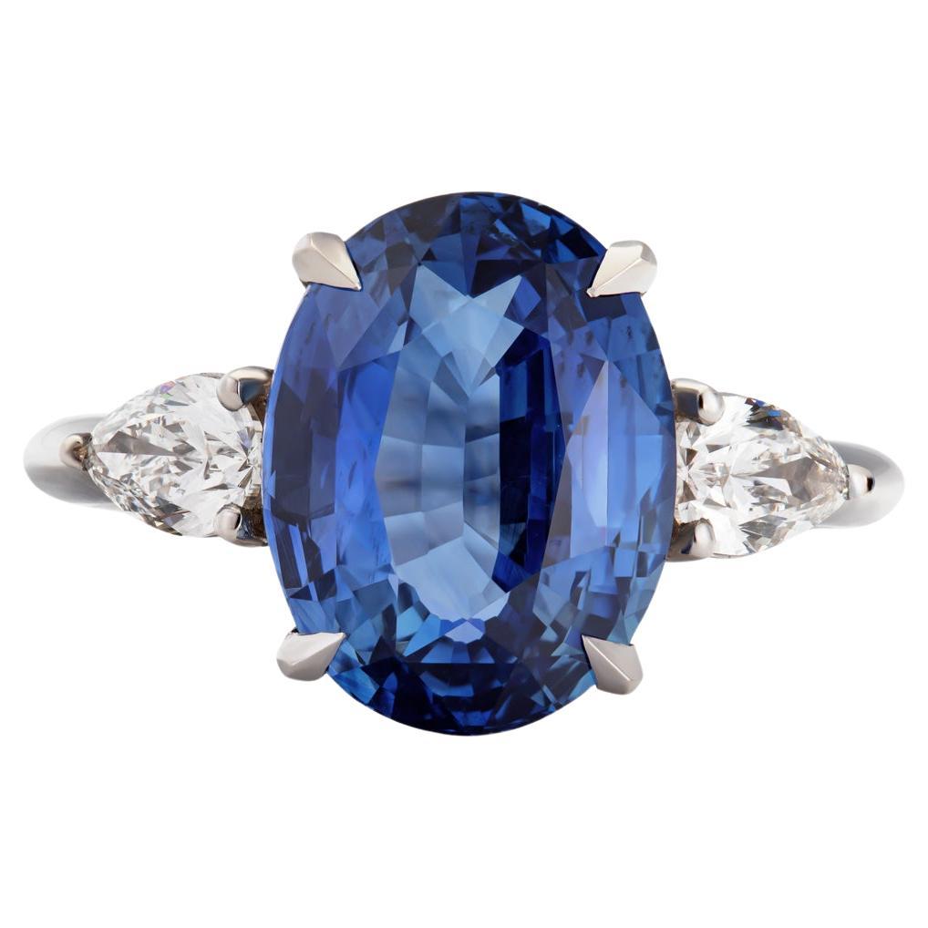 Bague en saphire bleue naturelle de 6,10ct sertie de 2 diamants en forme de poire, tous GIA en vente
