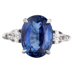 Bague en saphire bleue naturelle de 6,10ct sertie de 2 diamants en forme de poire, tous GIA