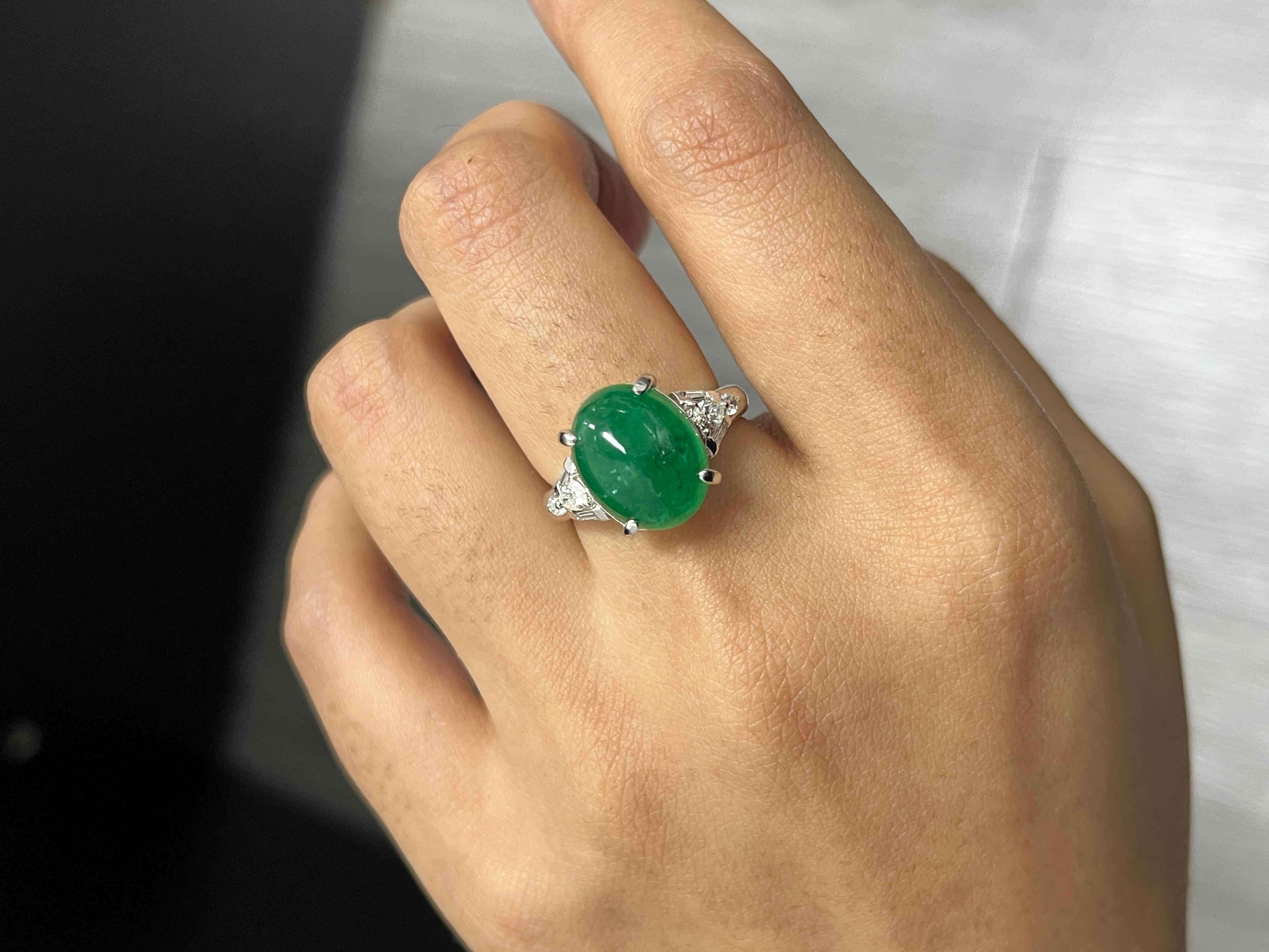 Victorien Bague à trois pierres avec émeraude cabochon de 6,11 carats et diamants en platine 900 en vente