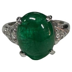 Bague à trois pierres avec émeraude cabochon de 6,11 carats et diamants en platine 900