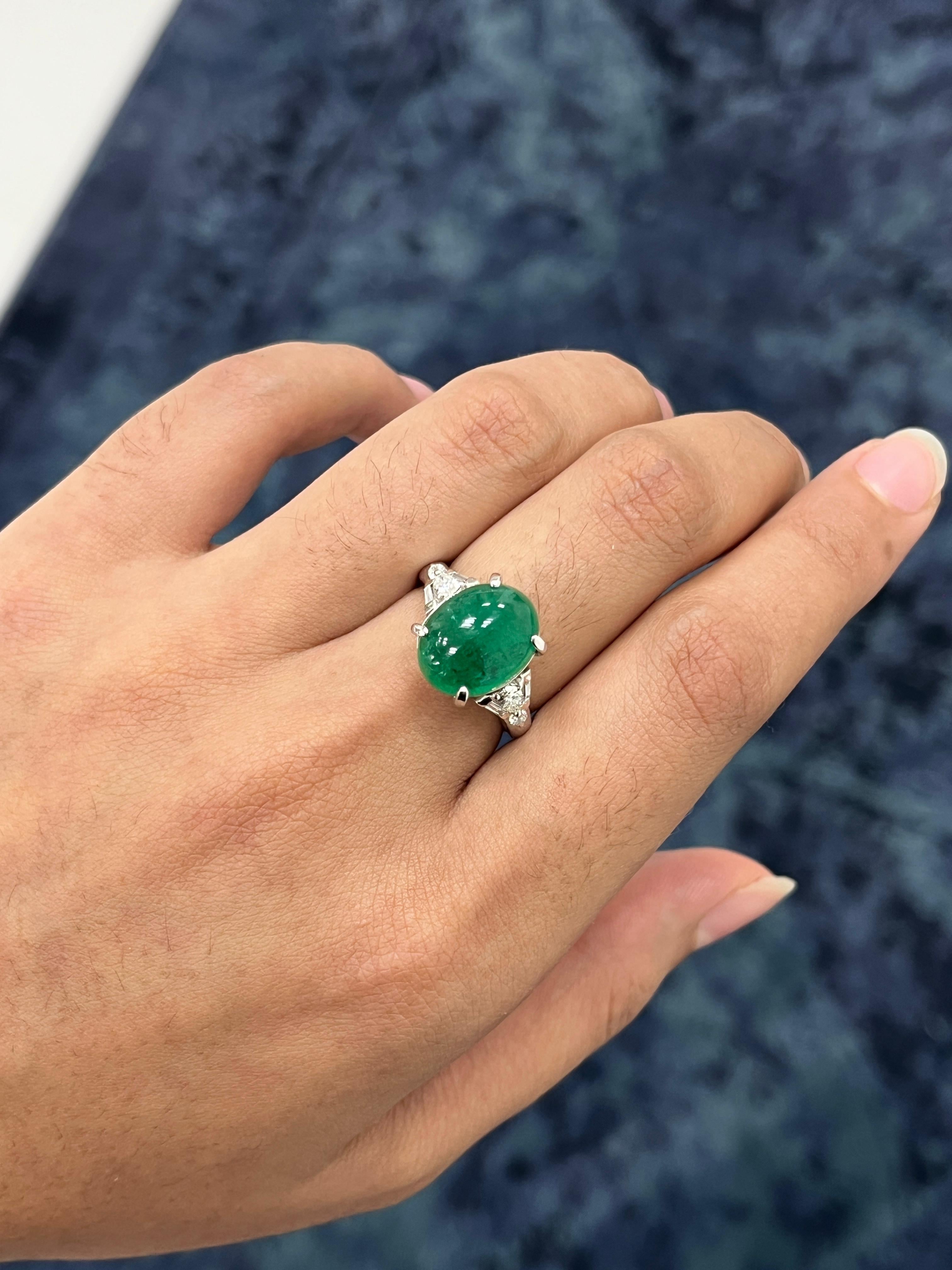 Lebendig, luxuriös und zeitlos - dieser 6,11-Karat-Smaragd-Cocktailring zeigt die perfekte Harmonie von Farbe, Brillanz und Handwerkskunst.

Der in 6,70 Gramm hochwertigem PT900-Platin gefasste Smaragd in der Mitte strahlt ein tiefes, samtiges Grün