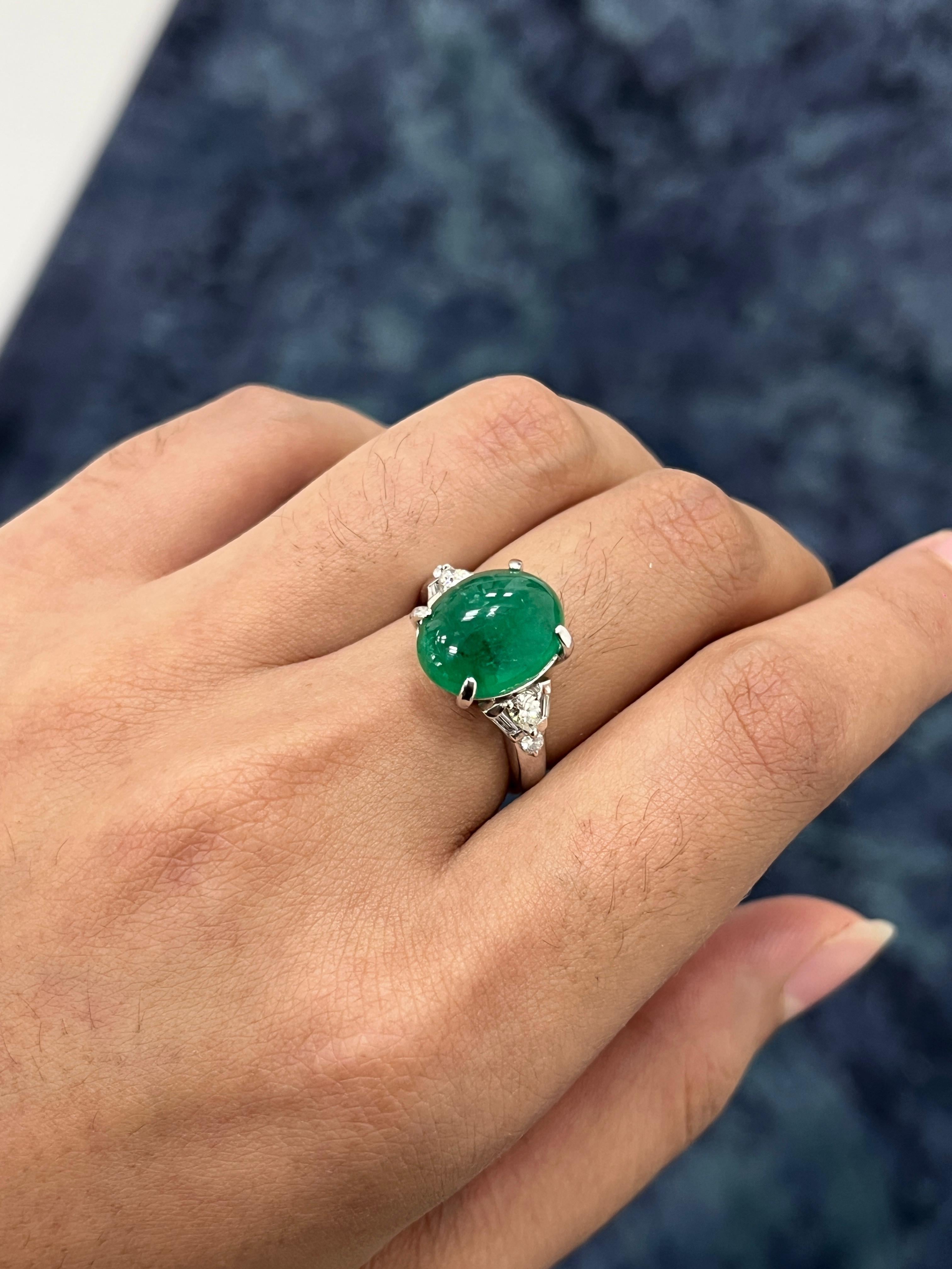 6,11 Karat Smaragd-Cocktailring in PT900 (Cabochon) im Angebot