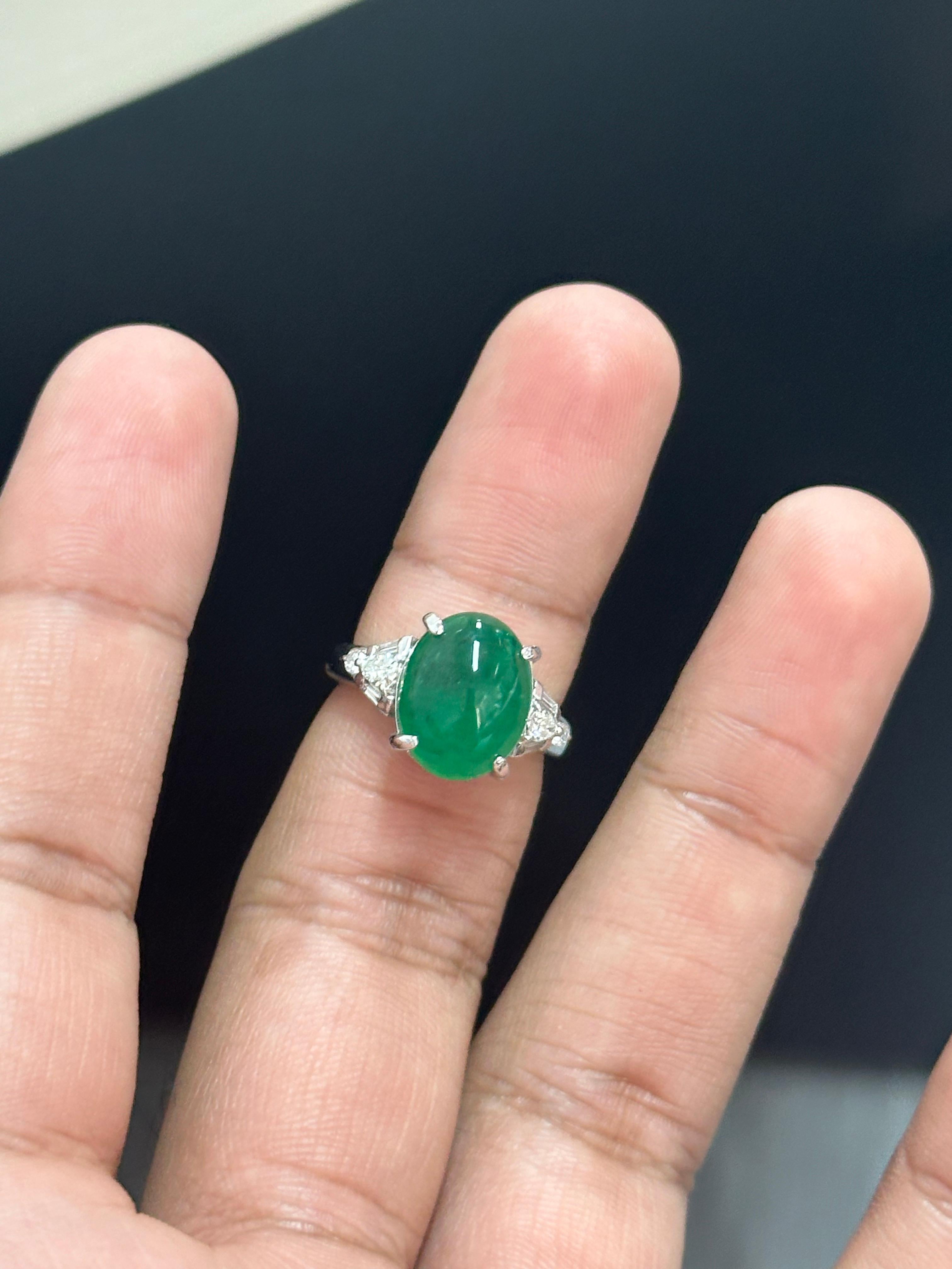 Anillo de cóctel con esmeralda de 6,11 quilates en PT900 en venta 1
