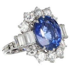 Bague 18 carats, saphir bleu royal ovale 6,11 carats, diamants blancs 3,50 carats, sans chaleur 