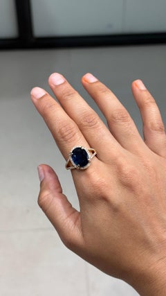 6,11 Karat blauer Saphir im Ovalschliff mit Diamanten im Split-Shank-Halo-Design aus 14-karätigem Gelbgold