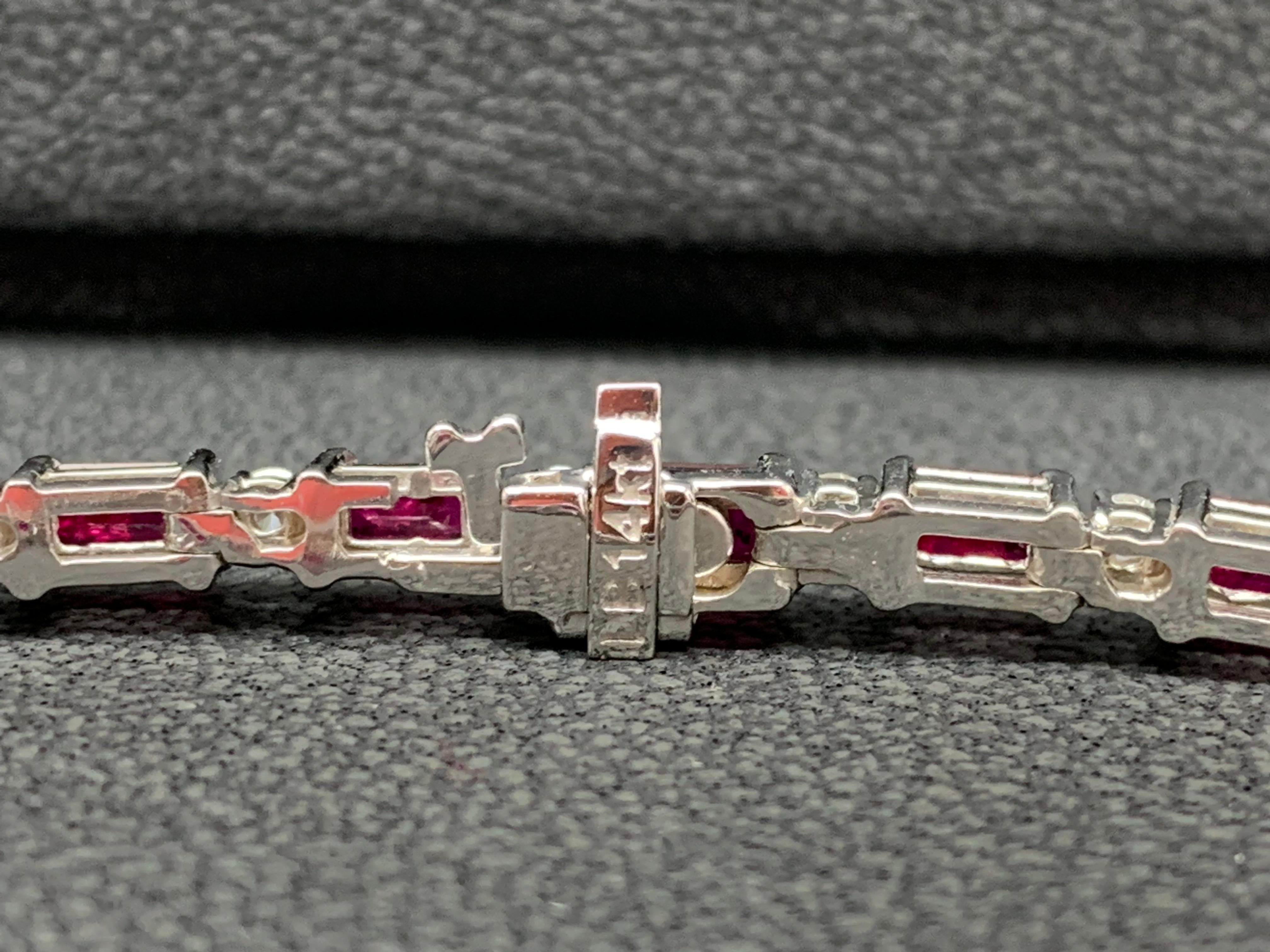 Bracelet en or blanc 14 carats avec diamants et rubis taille émeraude de 6,12 carats Neuf - En vente à NEW YORK, NY