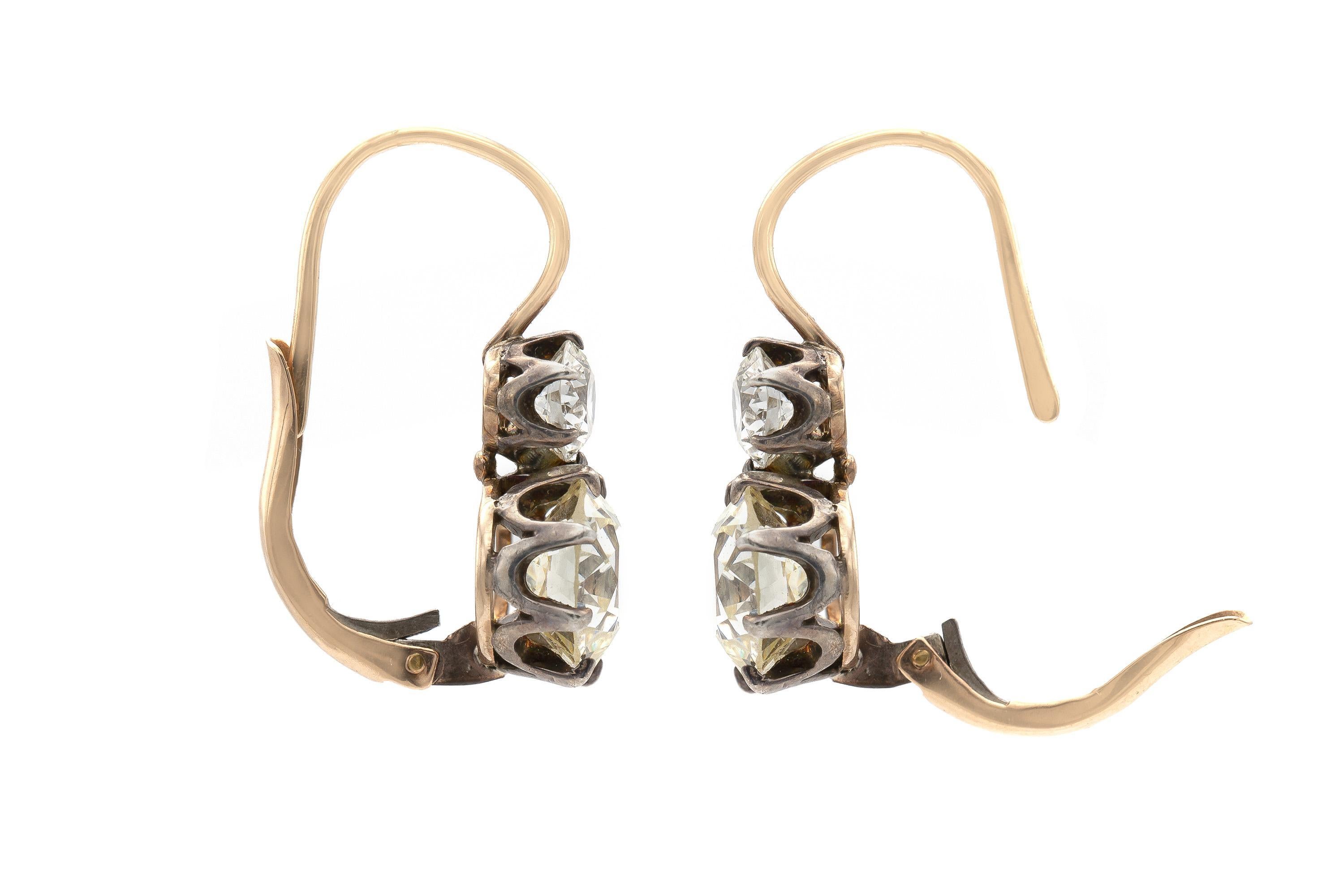 Finement réalisé en or 14k et en argent avec 4 diamants de taille européenne, 2 diamants inférieurs pesant au total 5,15 carats, et 2 diamants supérieurs pesant au total 1,06 carats.