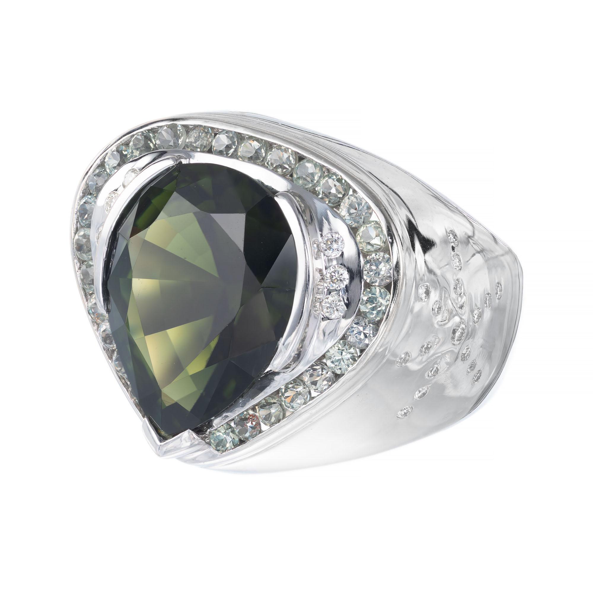 6,12 Karat birnengrüner Turmalin Diamant Saphir Halo Gold Cocktail-Ring (Tropfenschliff) im Angebot