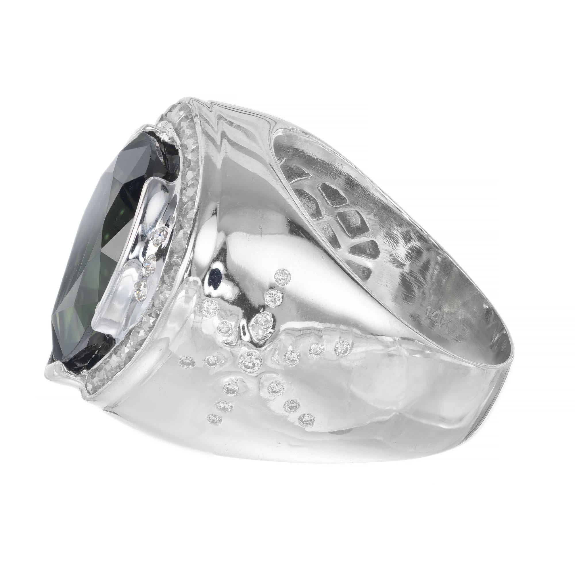 6,12 Karat birnengrüner Turmalin Diamant Saphir Halo Gold Cocktail-Ring im Zustand „Hervorragend“ im Angebot in Stamford, CT