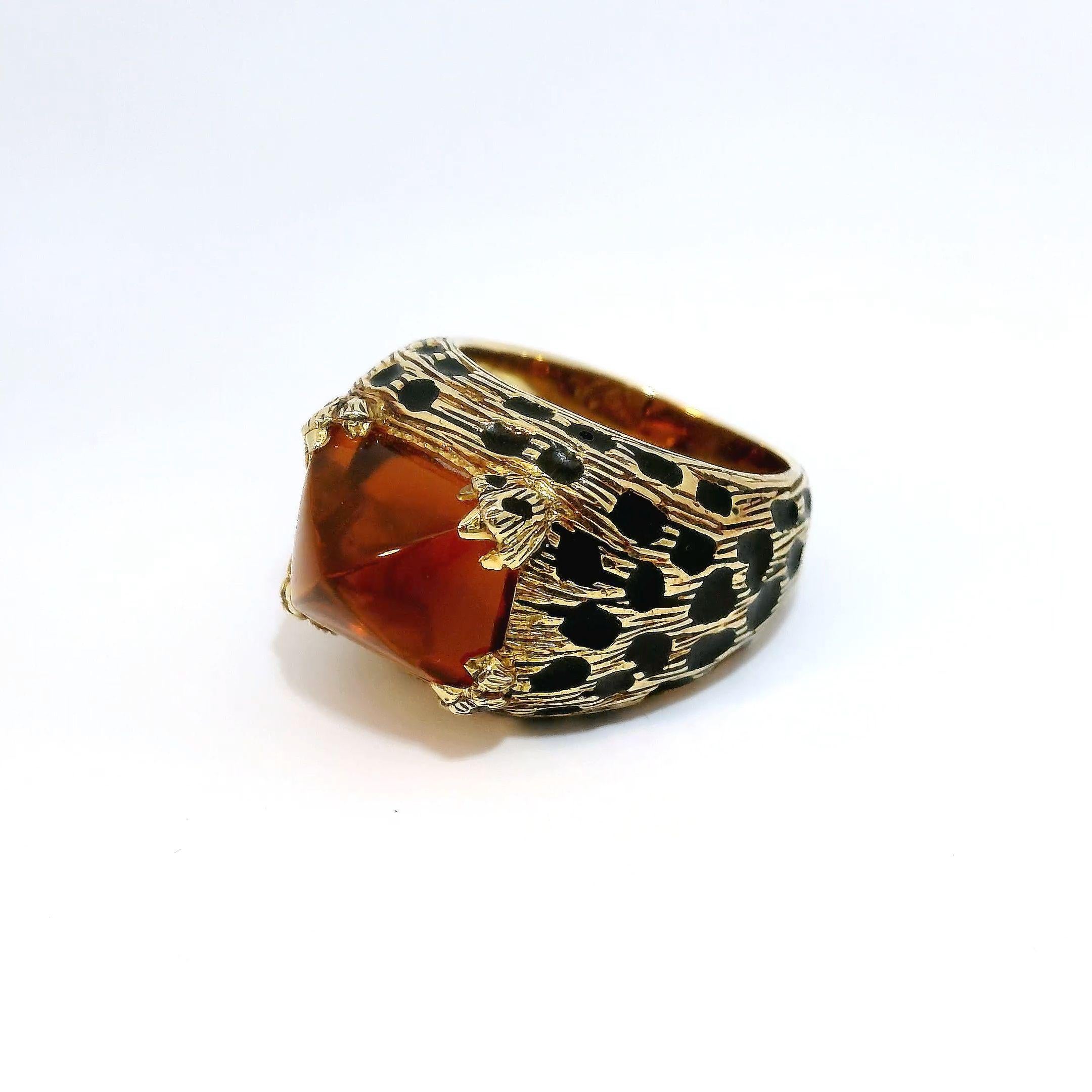 Contemporary 6.12 carat Sugarloaf Citrine Ring in 18K Gold with Animal-inspired Enalmelwork For Sale