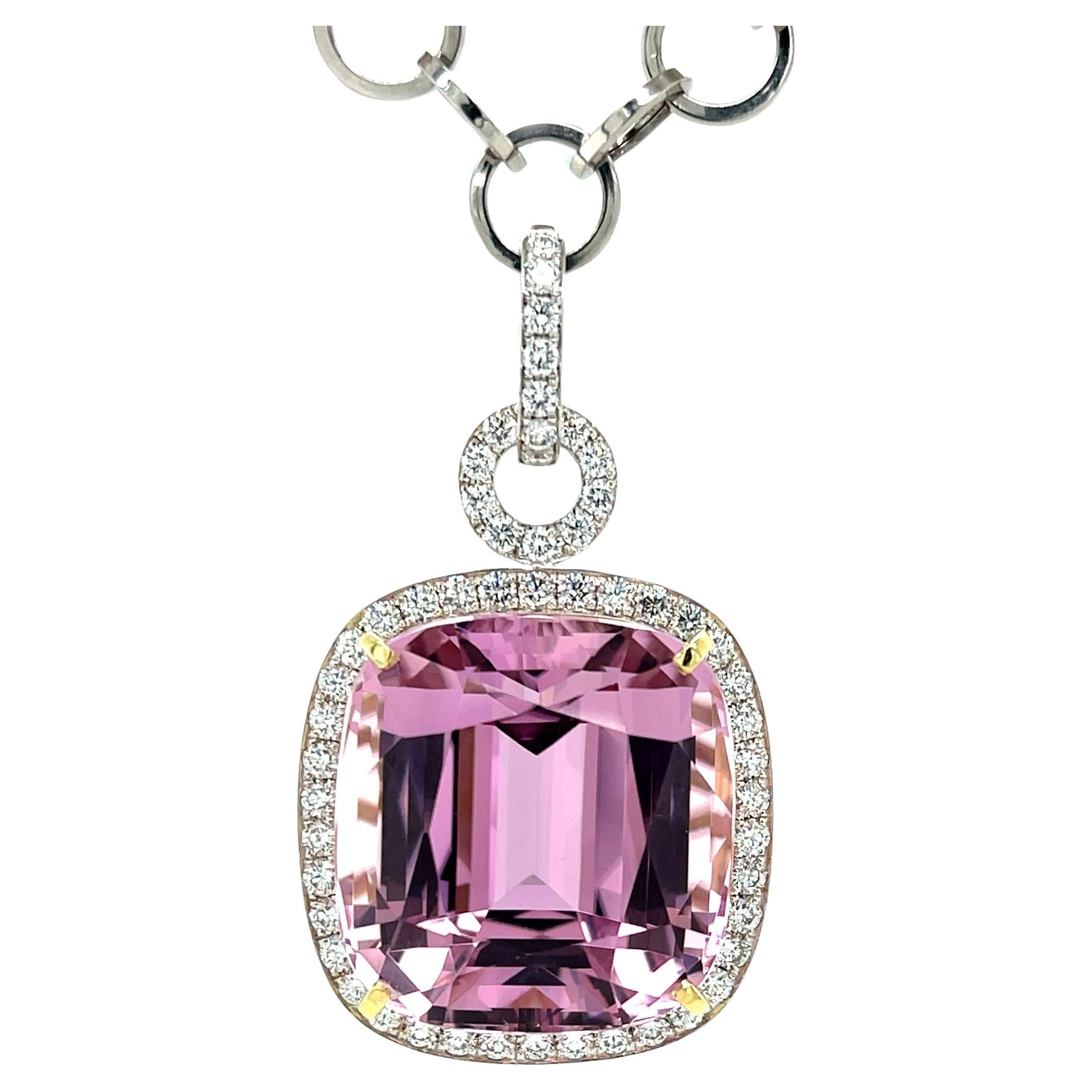 Pendentif en or blanc et jaune 18 carats avec kunzite de 61,26 carats et diamants