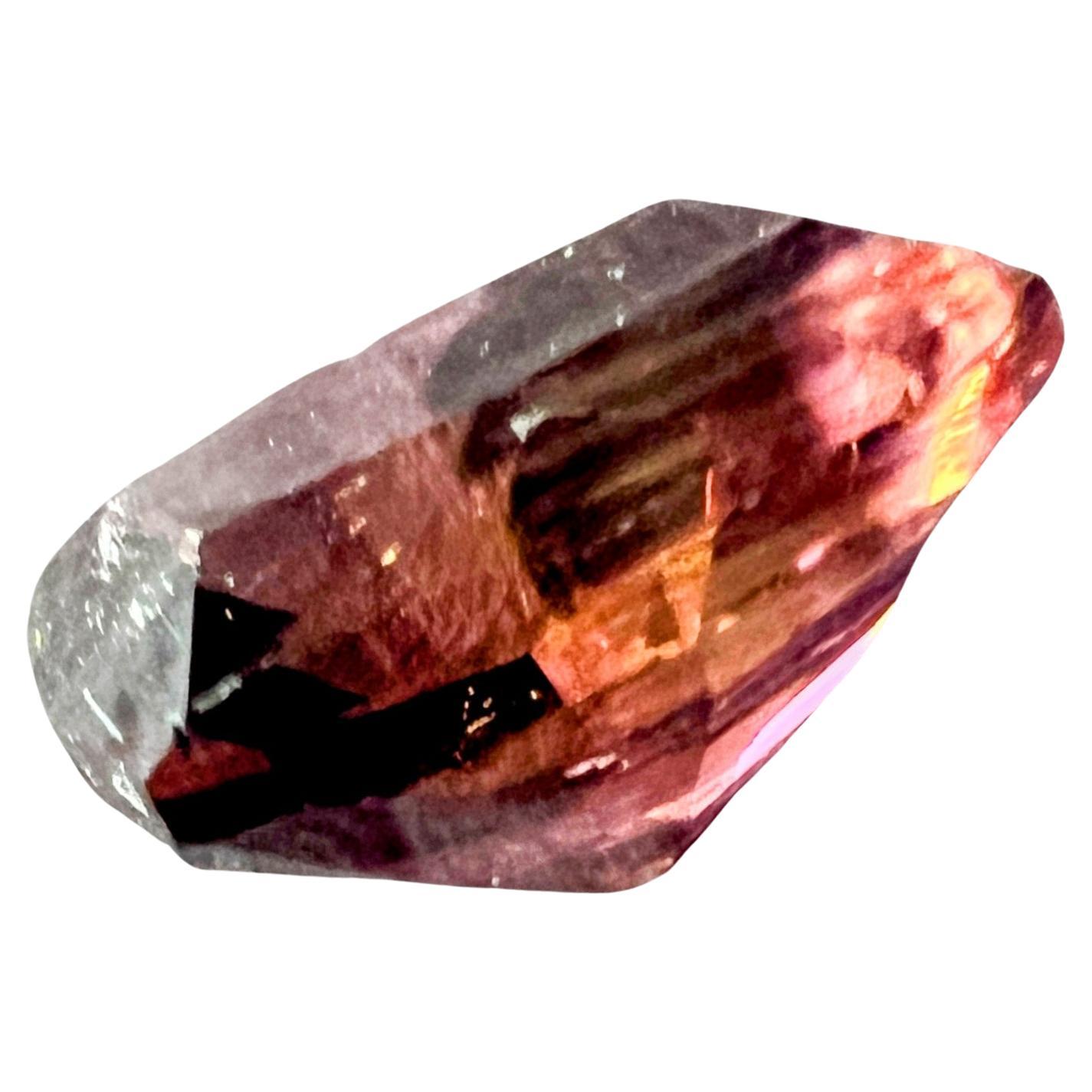 Werfen Sie einen Blick auf diesen wirklich außergewöhnlichen Edelstein, der Ihre Sinne verzaubern wird - den 6,125 Karat schweren quadratischen zweifarbigen Turmalin mit bezaubernden rosa Farbtönen. Dieser lose Edelstein ist ein strahlendes