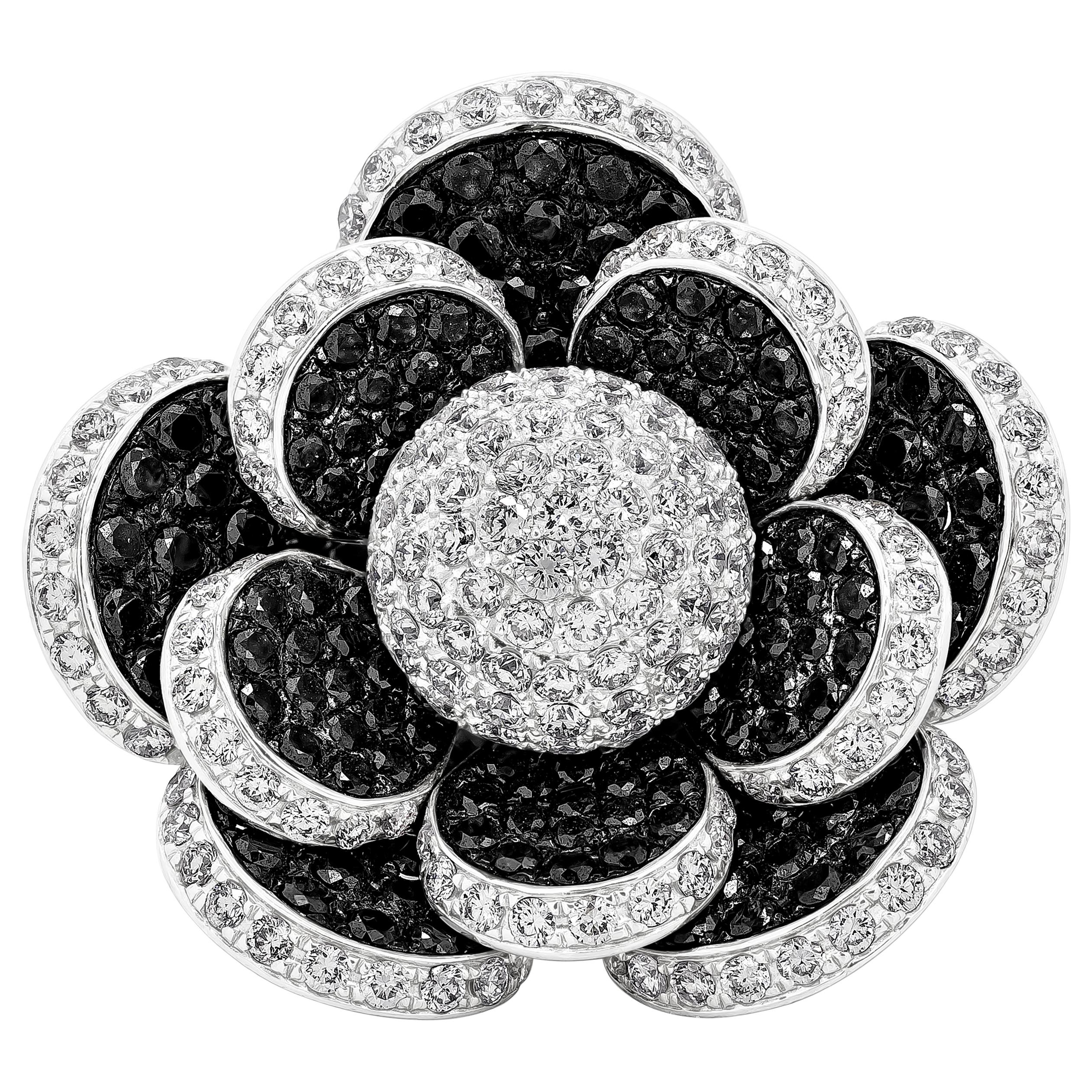 6.13 Carats Total Round Brilliant White and Black Diamonds Flower Fashion Ring For Sale