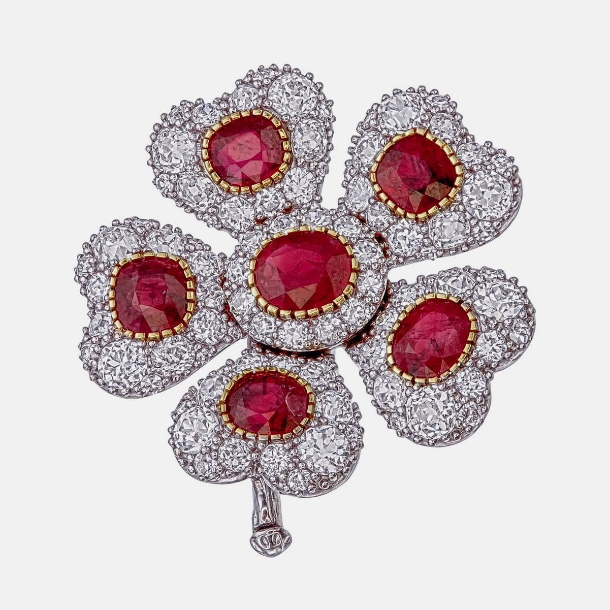 Una nuovissima spilla con rubino e diamante realizzata da REWA Jewell in oro bianco 18 carati.

Questa straordinaria spilla ha 6 pezzi di rubini birmani non trattati per un peso totale di circa 6,13 carati.

Inoltre, ha 97 diamanti di forma rotonda