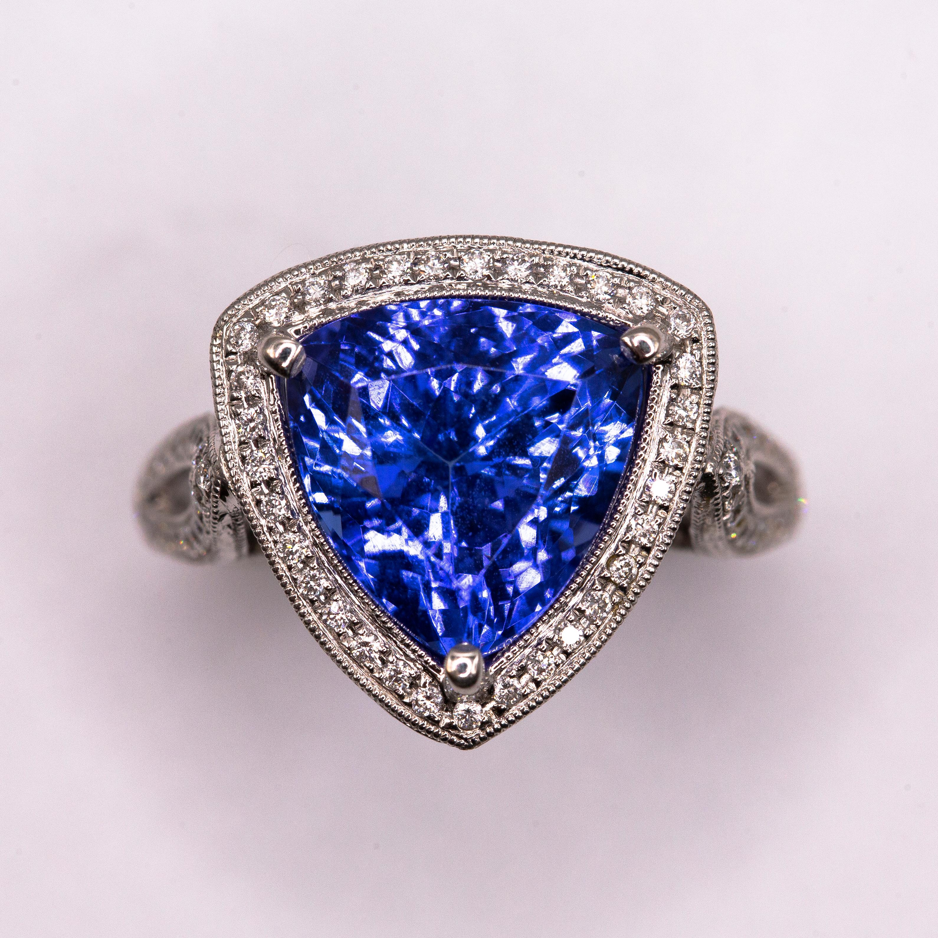 Ein spektakulärer, hochtransparenter und intensiver, nahezu lupenreiner Tansanit im Billionenschliff von 6,13 Karat war die Inspiration für diesen einzigartigen, handgefertigten Ring aus 18 Karat Weißgold. Dank seines fachmännischen Schliffs und
