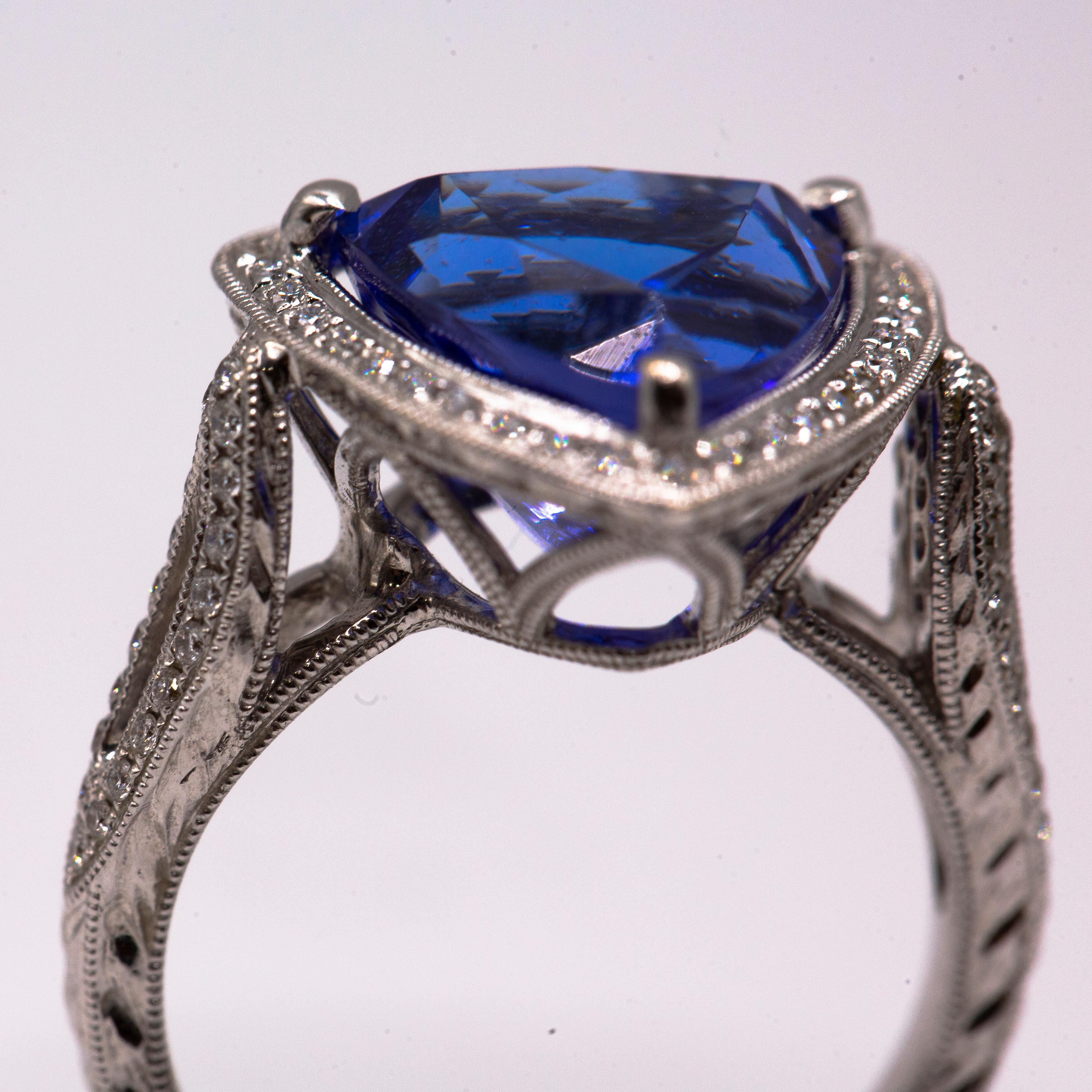 6,13 Karat Designer Tansanit im Trillionenschliff Tansanit 18k Gold Diamantring/ handgraviert (Trillionschliff) im Angebot
