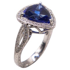 Bague design en or 18 carats avec tanzanite taille trillion de 6,13 carats gravée à la main