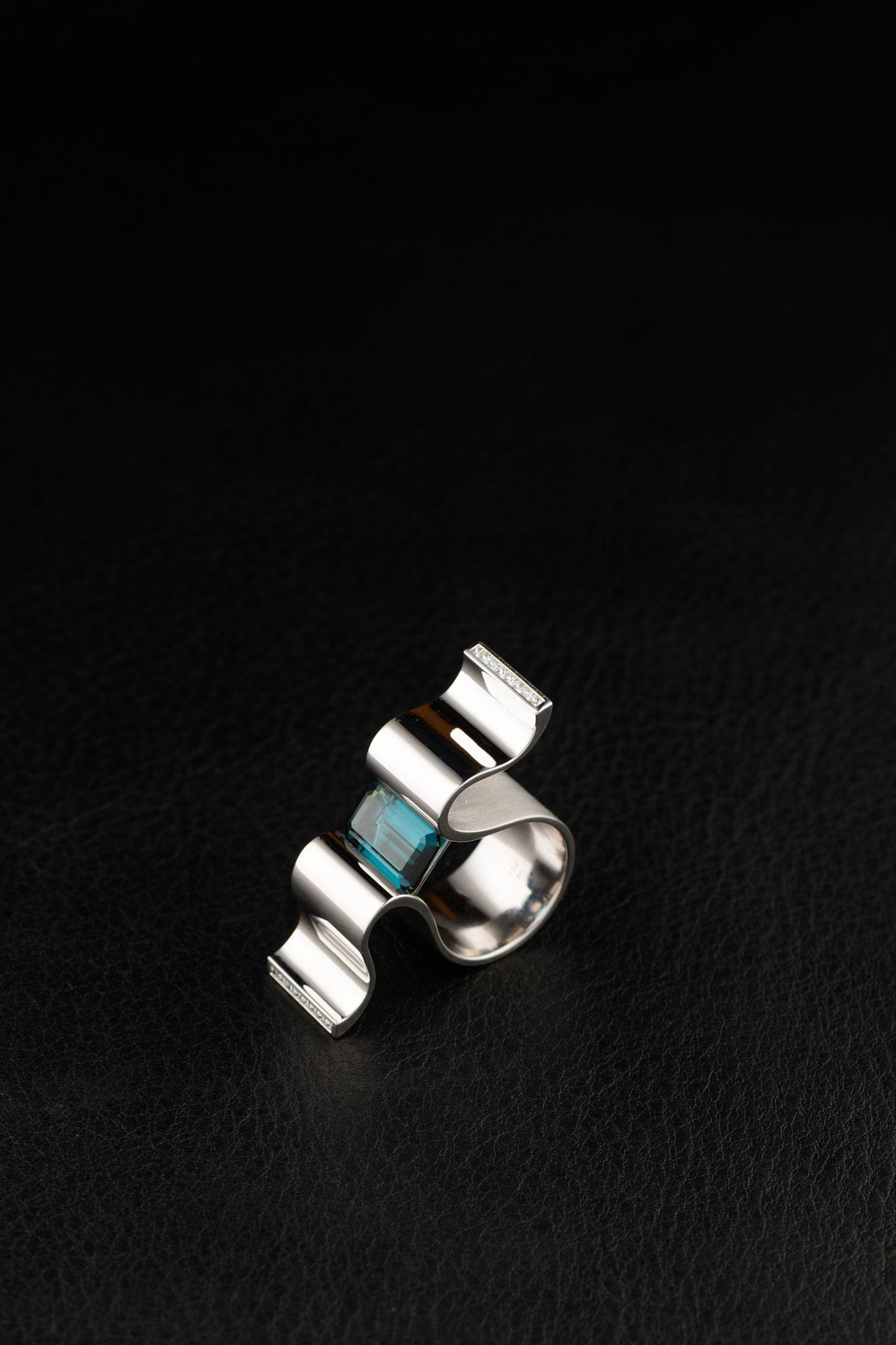 Anello in oro bianco con diamante Indicolite da 6,13 carati 