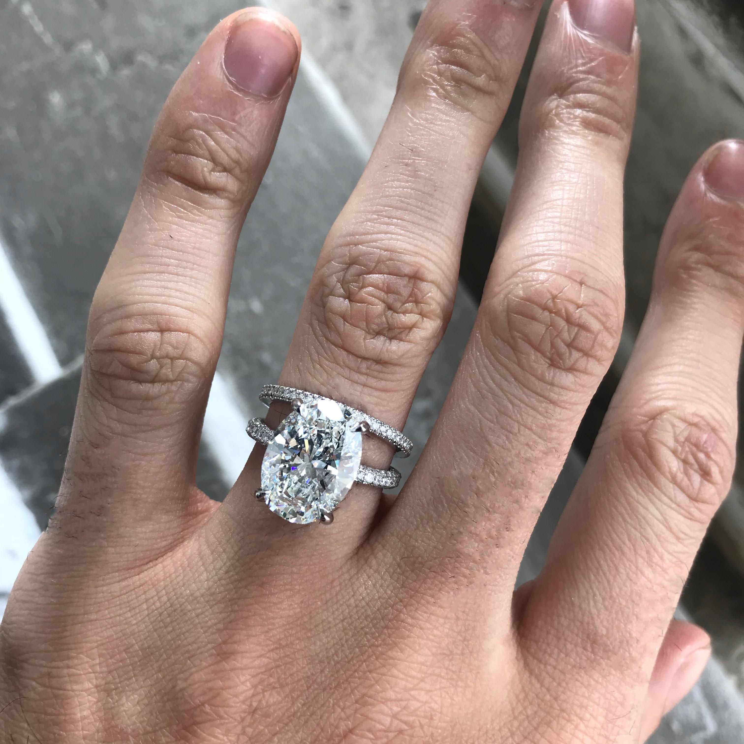 Pietra centrale di diamante con taglio ovale incastonata in platino con diamanti sul gambo 
L'anello può essere realizzato su ordinazione da zero per adattarsi alla misura esatta del tuo dito. 
o una pietra diversa se il budget lo richiede, si prega