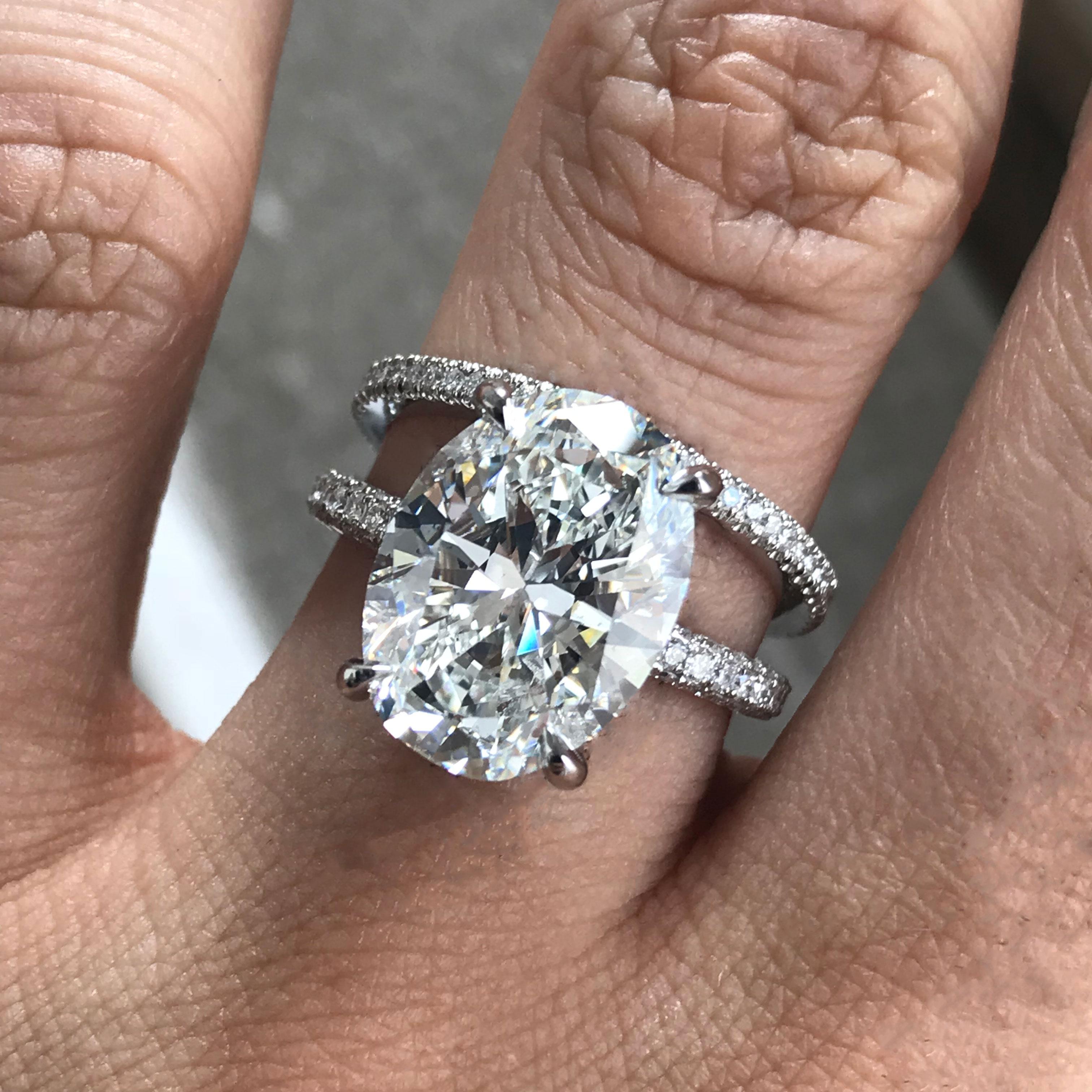 Moderno Diamante ovale da 6,13 carati H VS2 certificato GIA, con incastonatura in platino e diamanti. in vendita