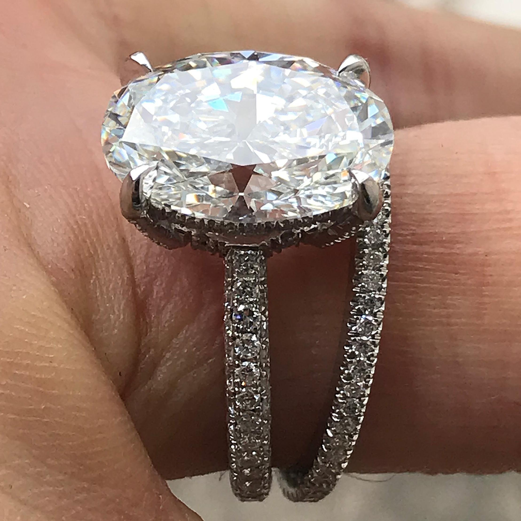 Diamante ovale da 6,13 carati H VS2 certificato GIA, con incastonatura in platino e diamanti. In condizioni Nuovo in vendita a West Hollywood, CA