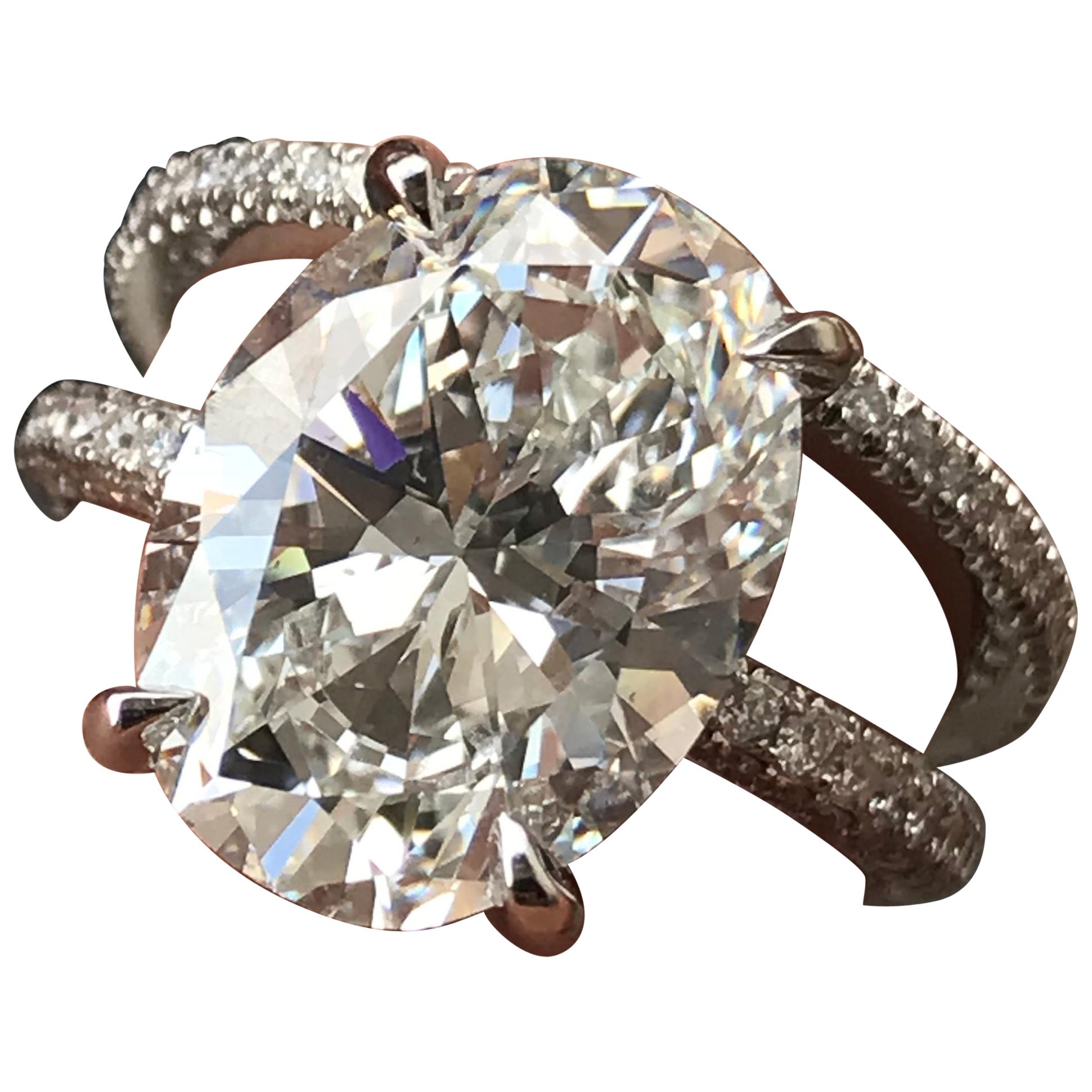Diamante ovale da 6,13 carati H VS2 certificato GIA, con incastonatura in platino e diamanti. in vendita