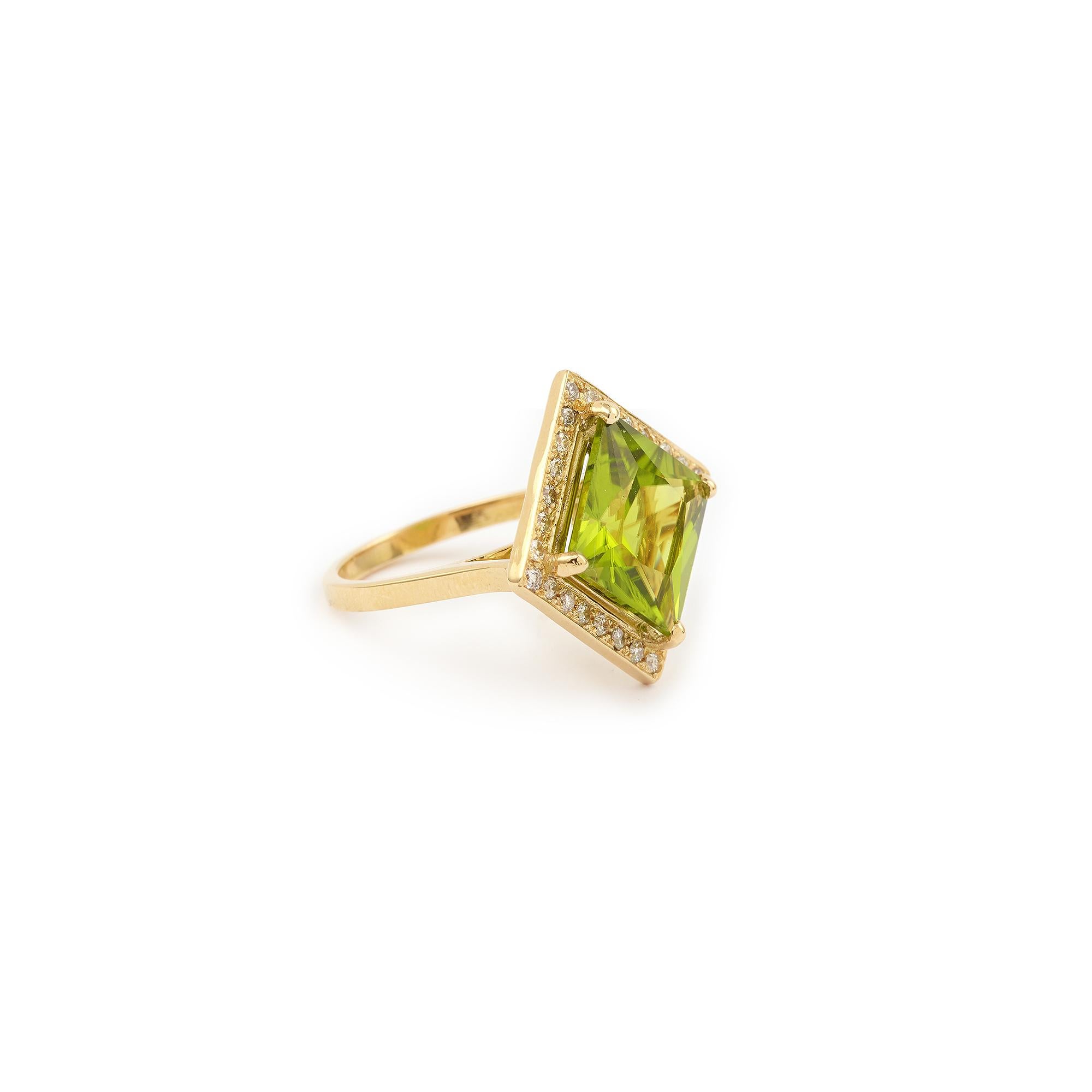 Beautiful ring set with a square peridot of 6.13 carats.

The central stone is surrounded by a row of 28 brilliant cut white diamonds.

Weight of diamonds: approx 0.50 carats

18K yellow gold, 750 / 1000th

Size of the ring : 53 (6.5 US)

Dimensions