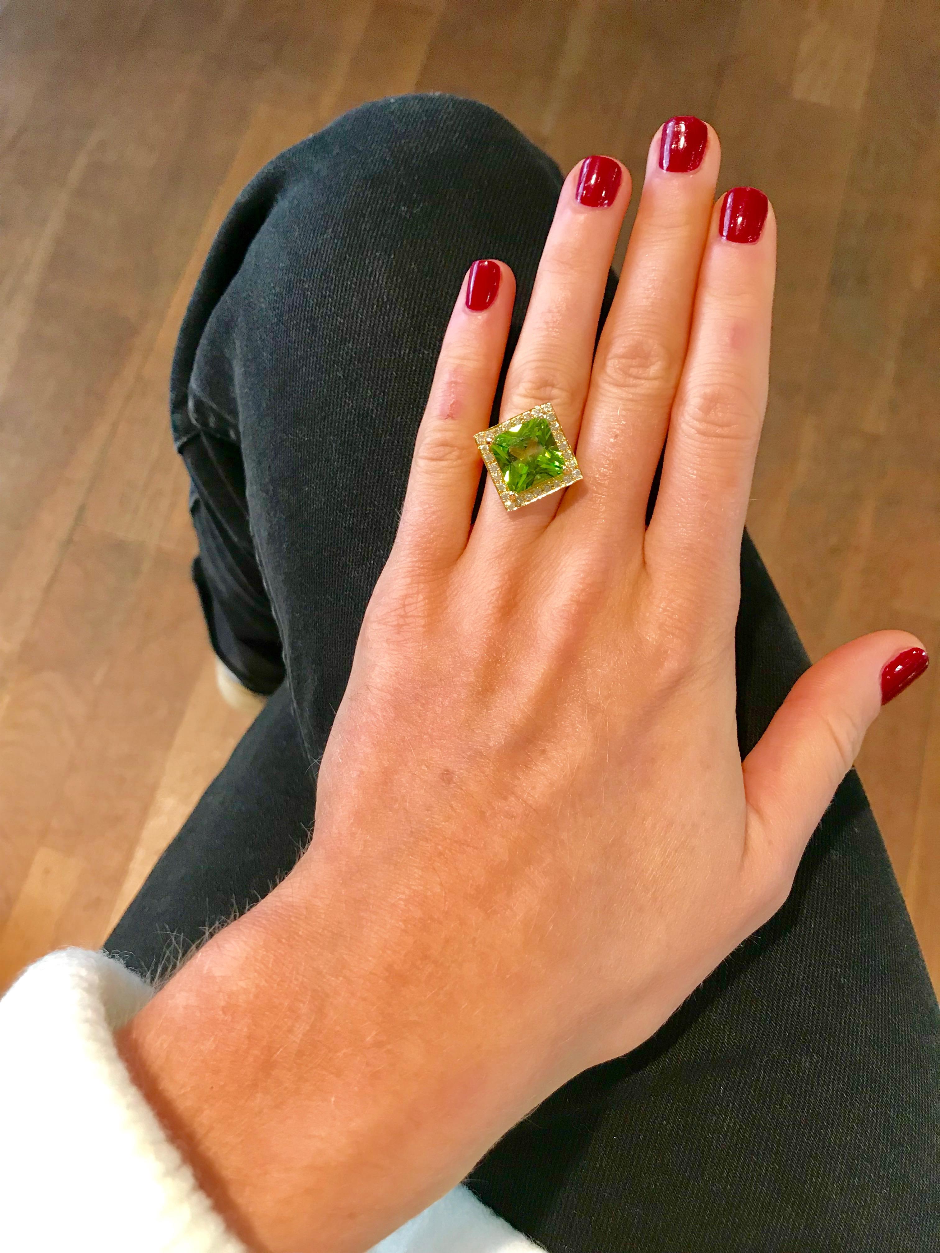 Princess Cut 6.13 Carat Peridot Diamonds 18 Carat Yellow Gold Ring For Sale