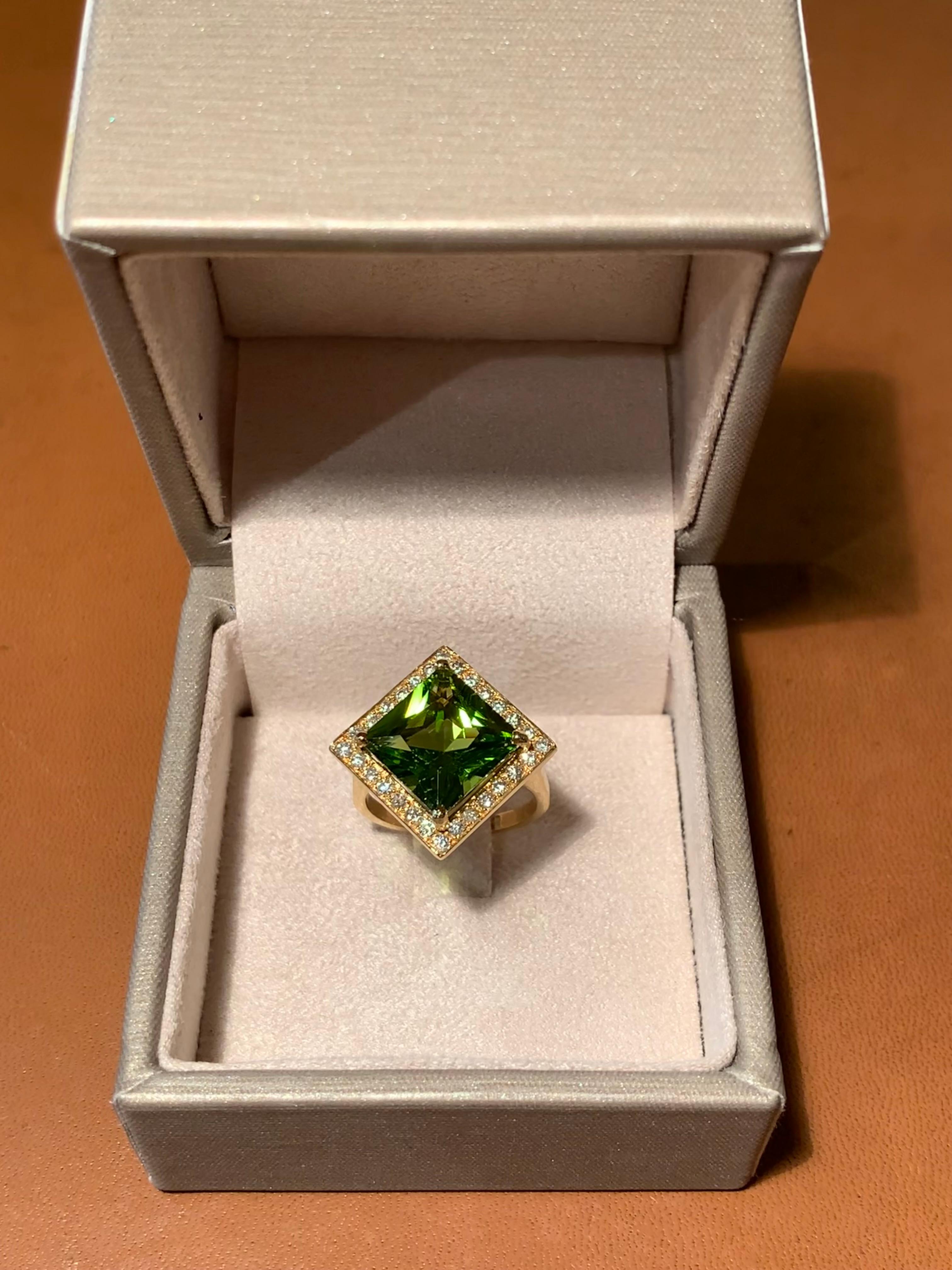 Contemporary 6.13 Carat Peridot Diamonds 18 Carat Yellow Gold Ring For Sale