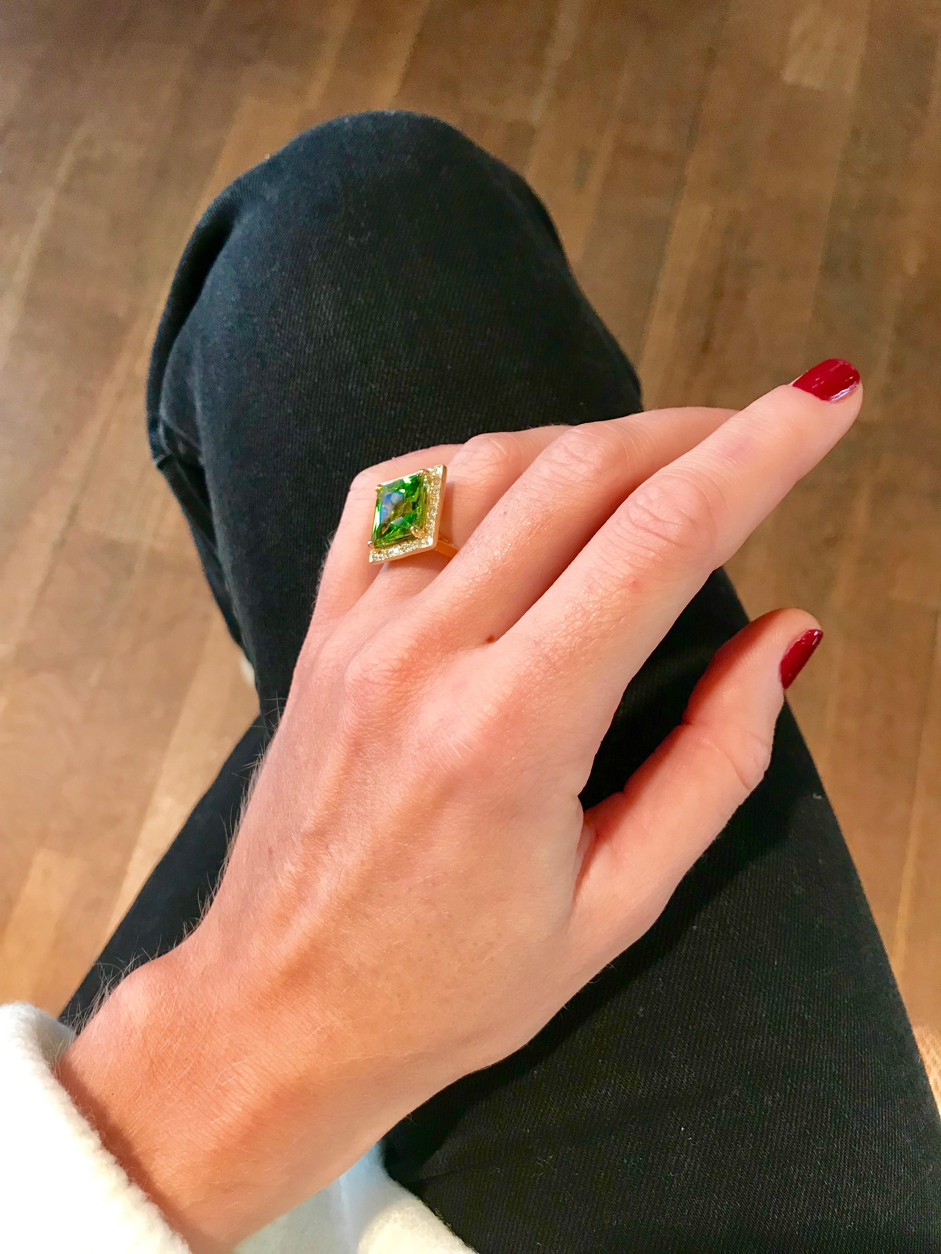 6.13 Carat Peridot Diamonds 18 Carat Yellow Gold Ring In New Condition For Sale In Paris, FR