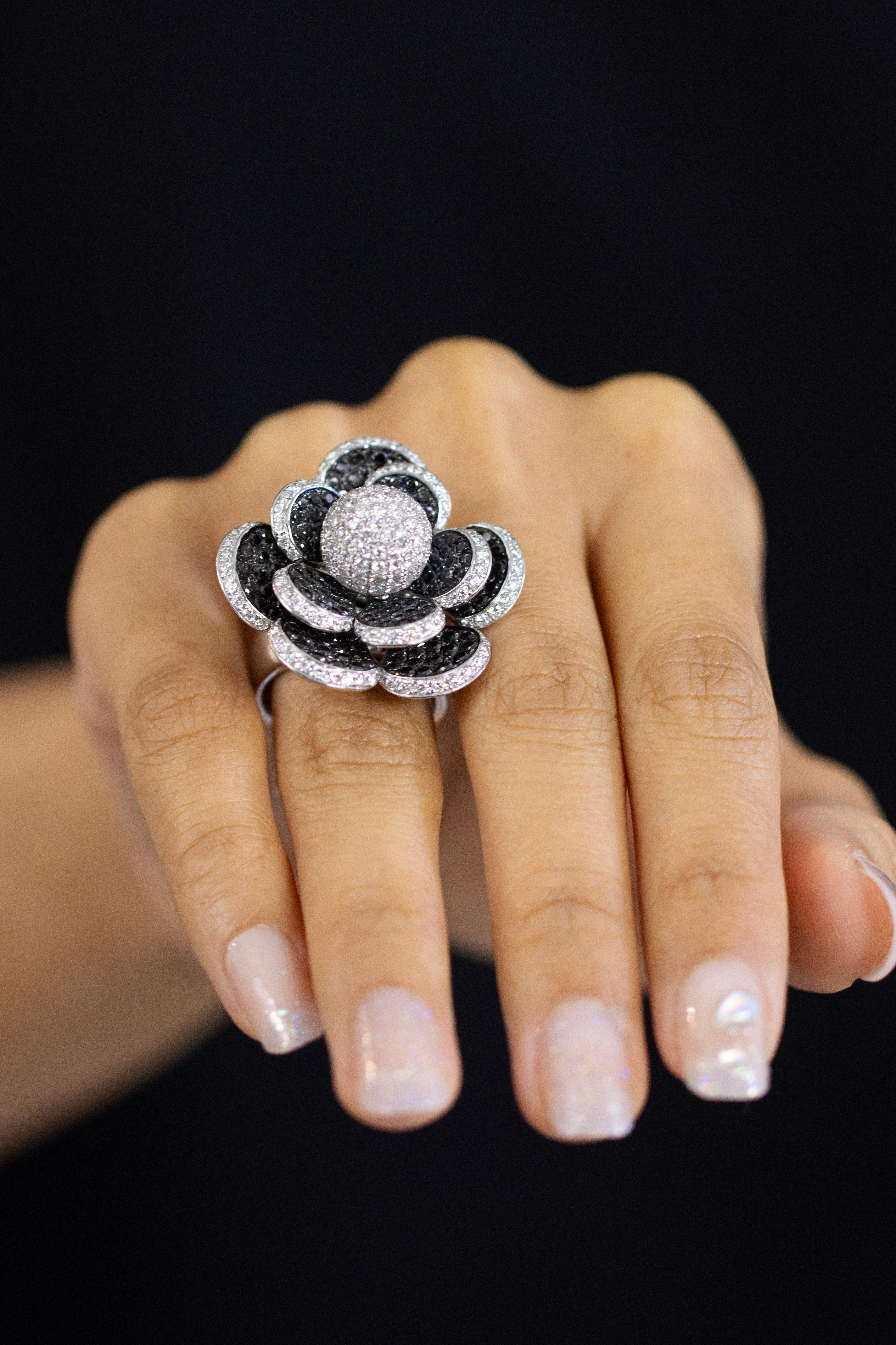 Blumenmode-Ring mit 6,13 Karat rundem Brillanten, weißen und schwarzen Diamanten im Zustand „Neu“ im Angebot in New York, NY