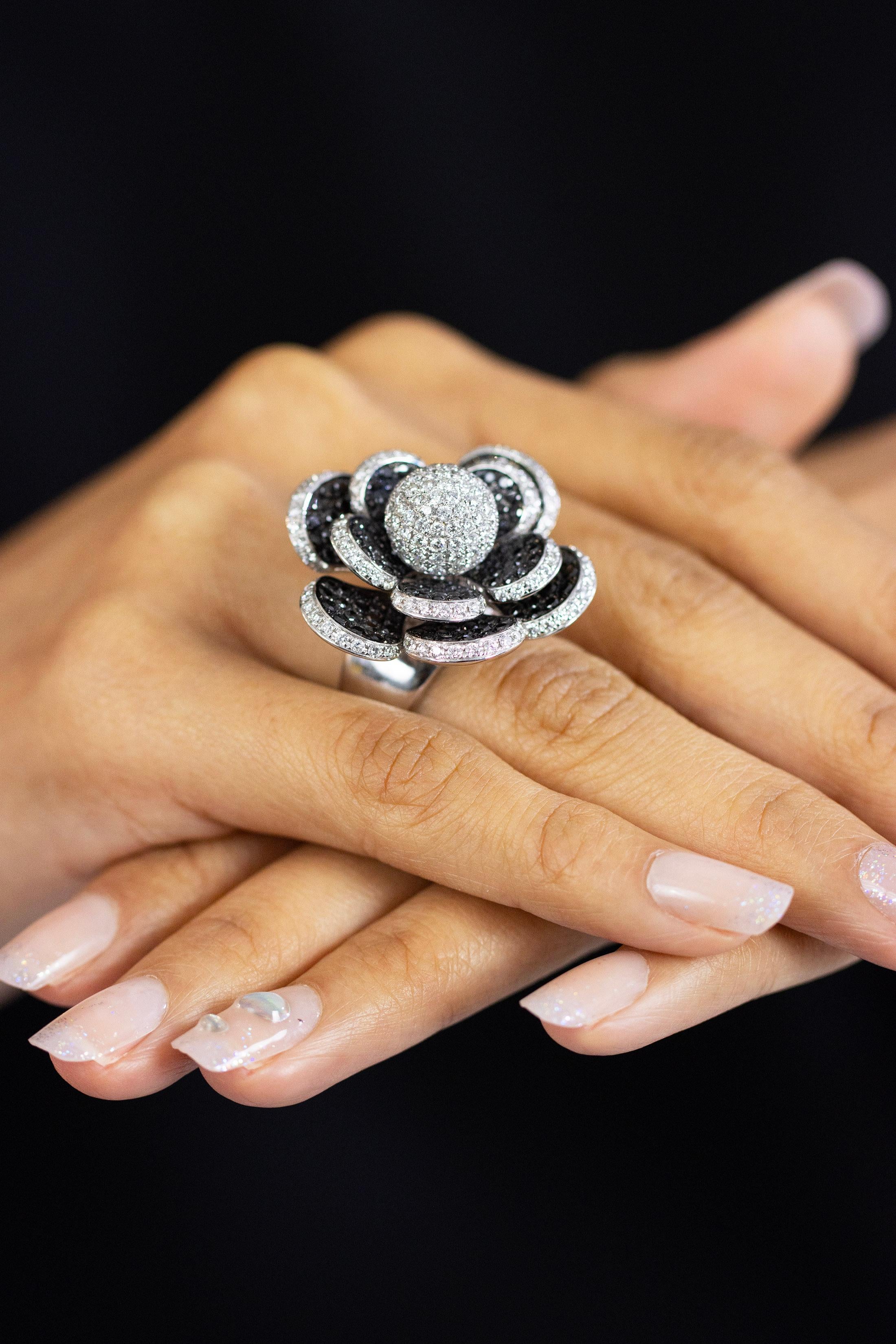Contemporary 6.13 Carats Total Round Brilliant White and Black Diamonds Flower Fashion Ring For Sale