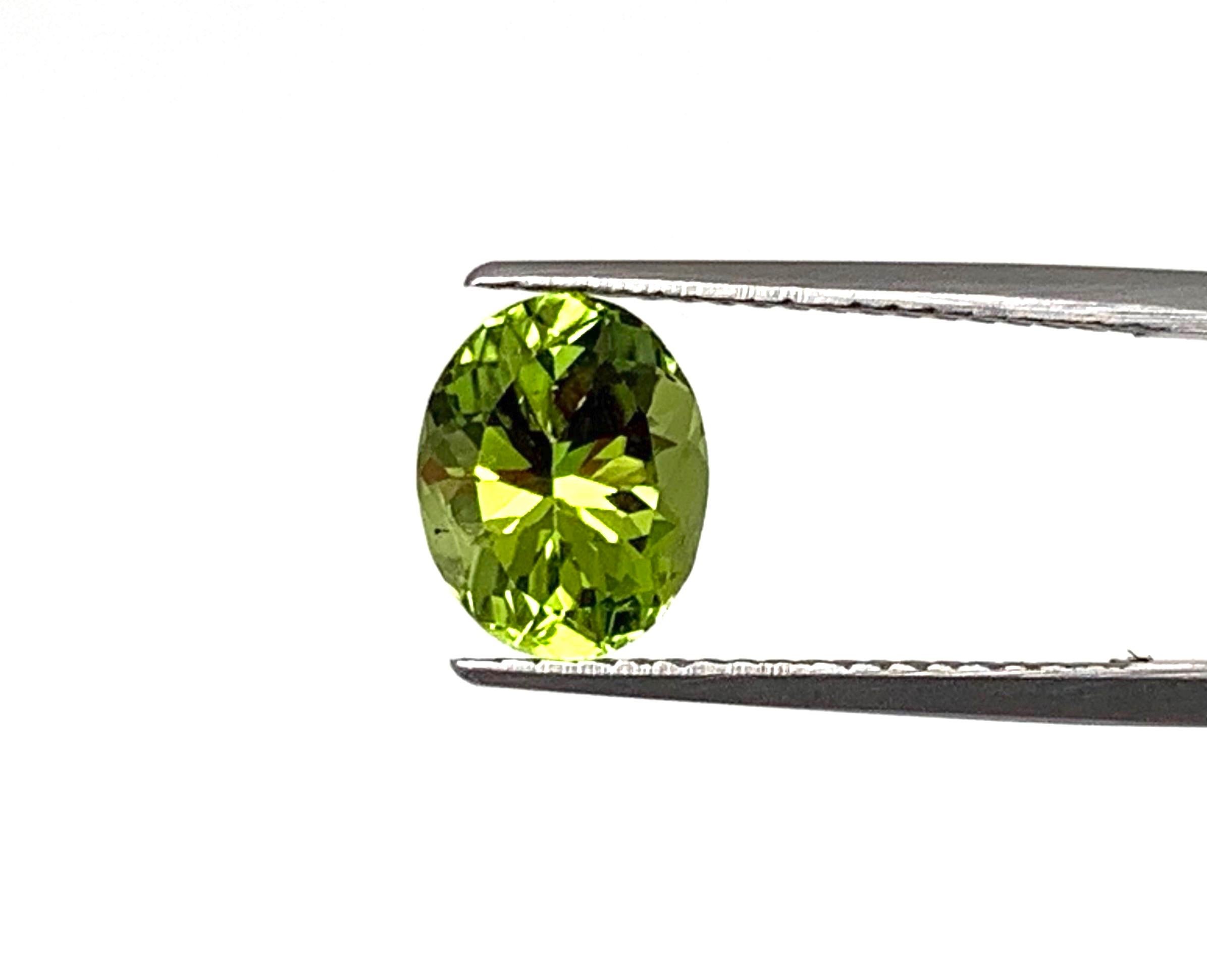 6,02 Karat Gesamtgewicht, Apfelgrüner ovaler Peridot, Paar lose Edelsteine (Ovalschliff) im Angebot