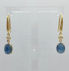 6,13 Karat Cabochon Blauer Saphir Diamant baumelnde Ohrringe aus 18 Karat Gelbgold