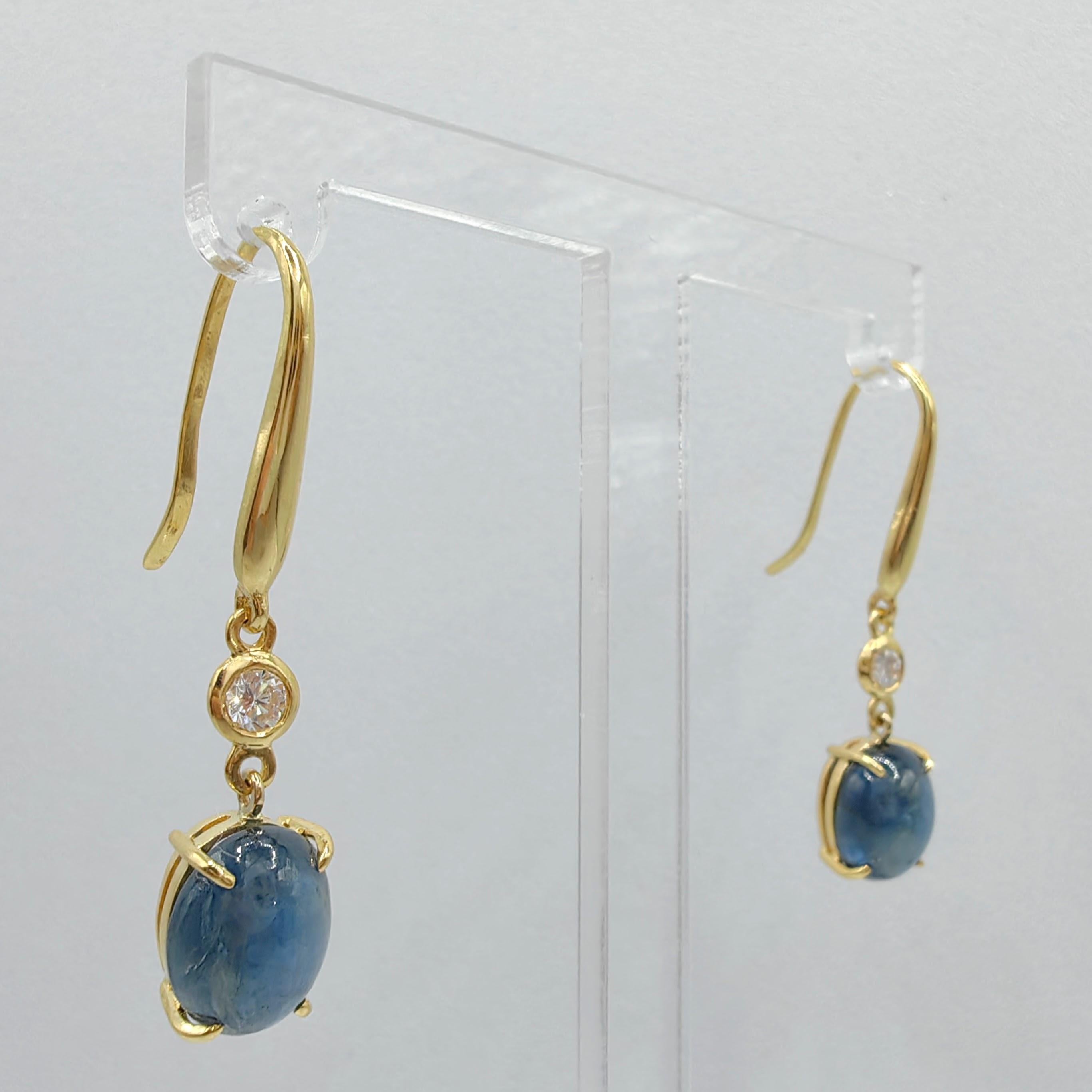 Taille cabochon Pendants d'oreilles en or jaune 18 carats avec saphir bleu cabochon et diamants de 6,13 carats en vente