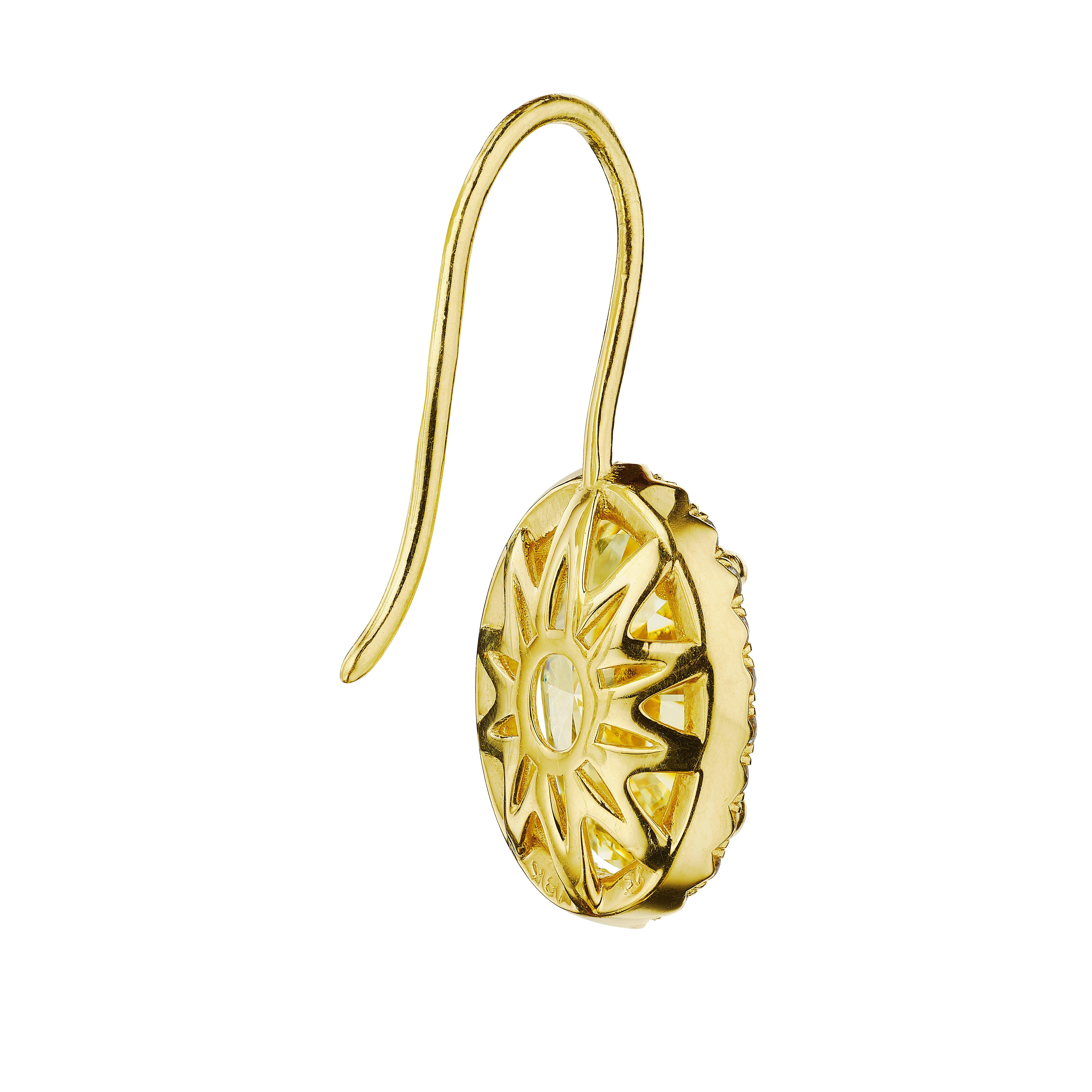 Moderno Orecchini con diamanti ovali gialli certificati GIA da 6,13 carati in oro 18KT in vendita