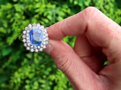 Bague en or blanc 14 carats sertie d'un saphir de Ceylan de 6,14 carats et de diamants totalisant 3,24 carats