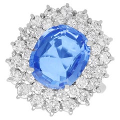Bague en or blanc 14 carats sertie d'un saphir de Ceylan de 6,14 carats et de diamants totalisant 3,24 carats