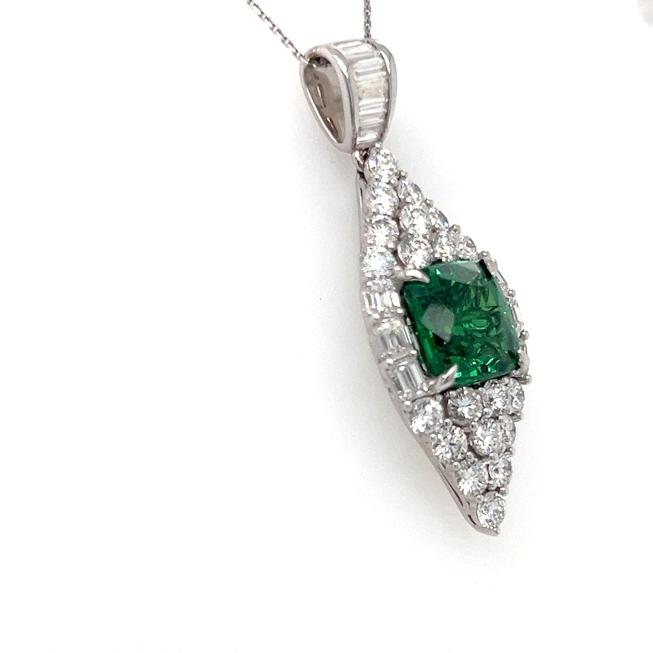 Taglio cuscino Collana con ciondolo di diamanti e granato Tsavorite con taglio a cuscino da 6,14 carati in vendita