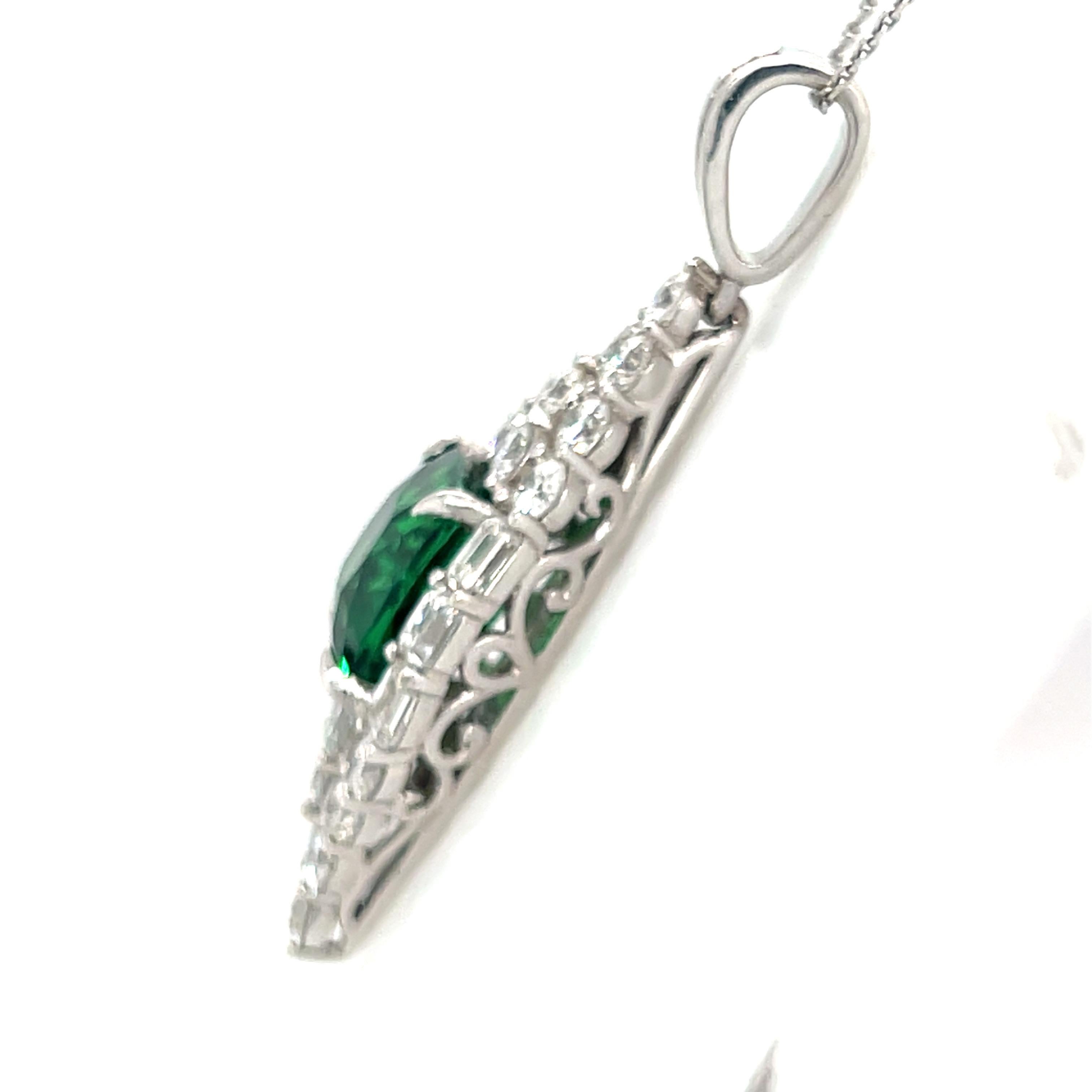 Collana con ciondolo di diamanti e granato Tsavorite con taglio a cuscino da 6,14 carati In condizioni Nuovo in vendita a Trumbull, CT