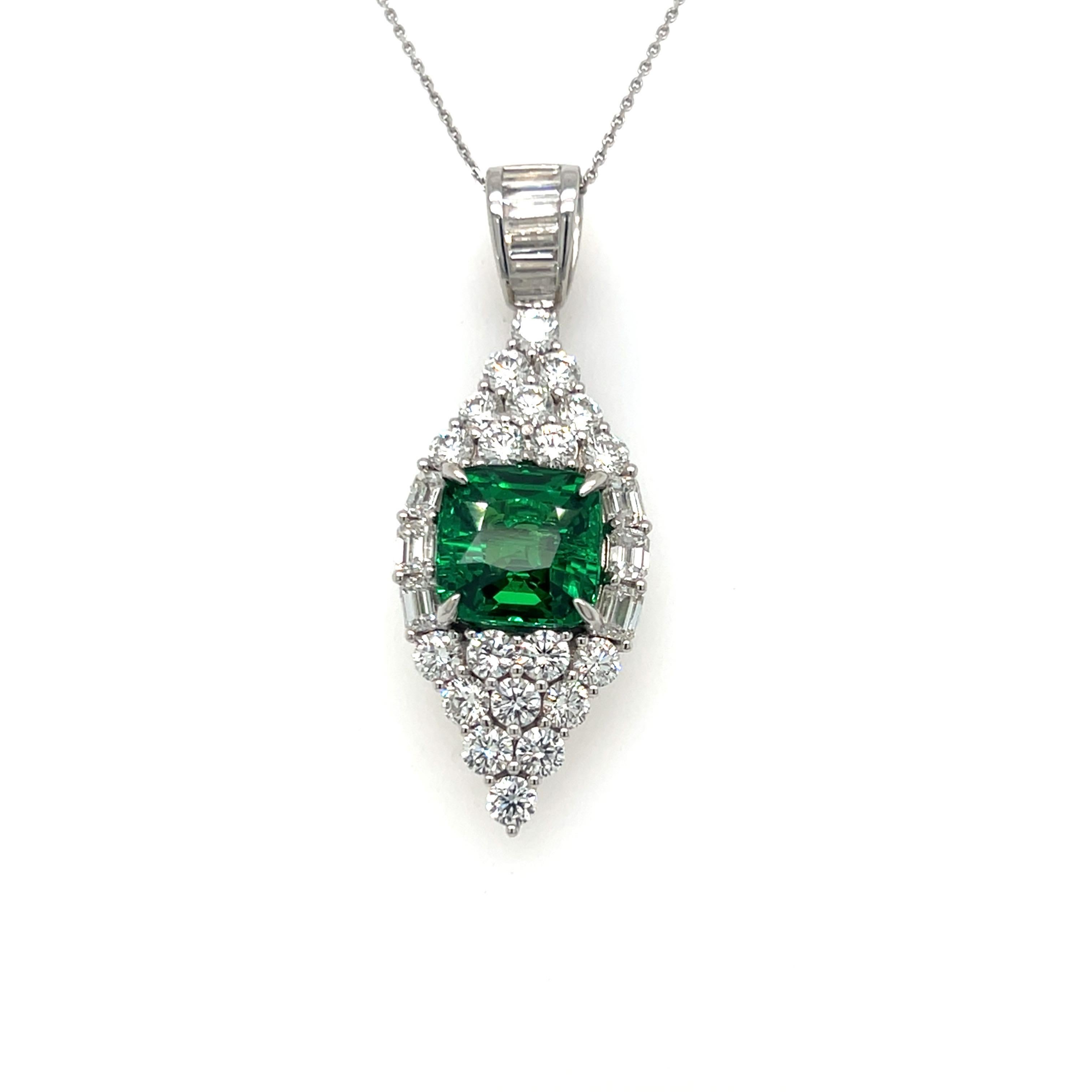 Collana con ciondolo di diamanti e granato Tsavorite con taglio a cuscino da 6,14 carati in vendita 1