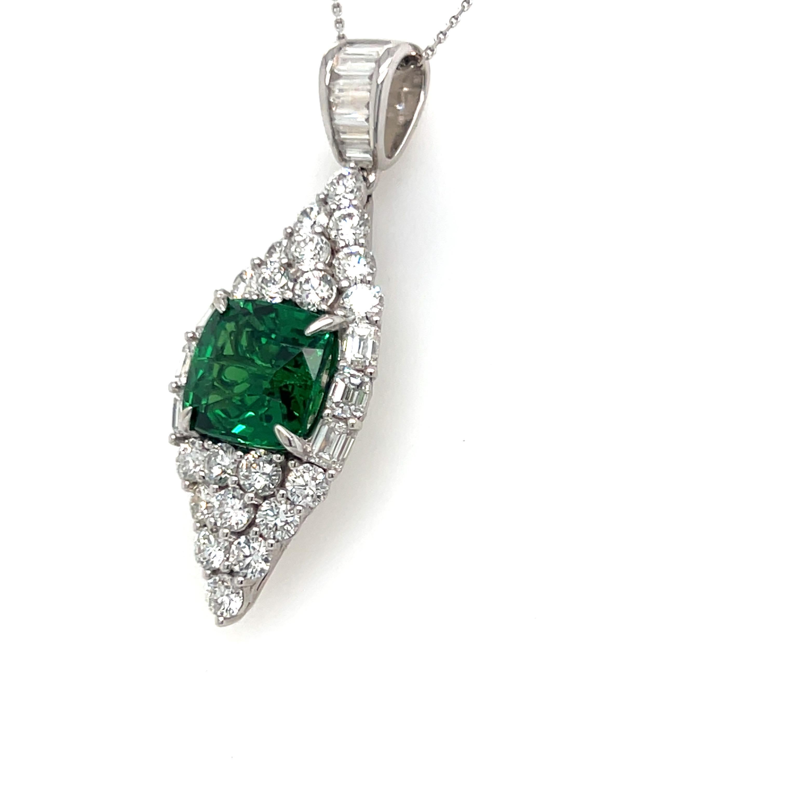 Collana con ciondolo di diamanti e granato Tsavorite con taglio a cuscino da 6,14 carati in vendita 2