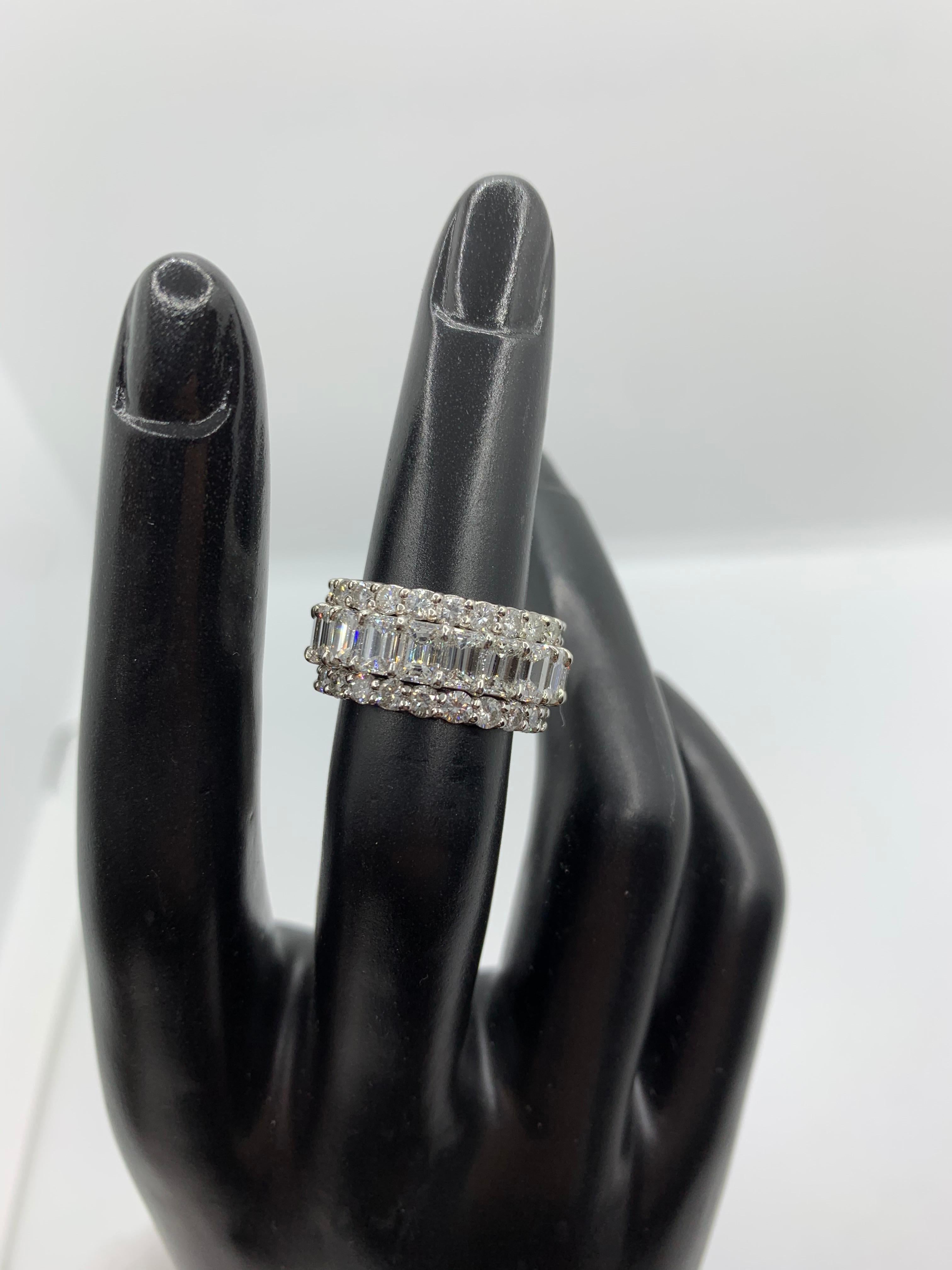 Anneau d'éternité en diamants taille émeraude de 6,14 carats Neuf - En vente à New York, NY