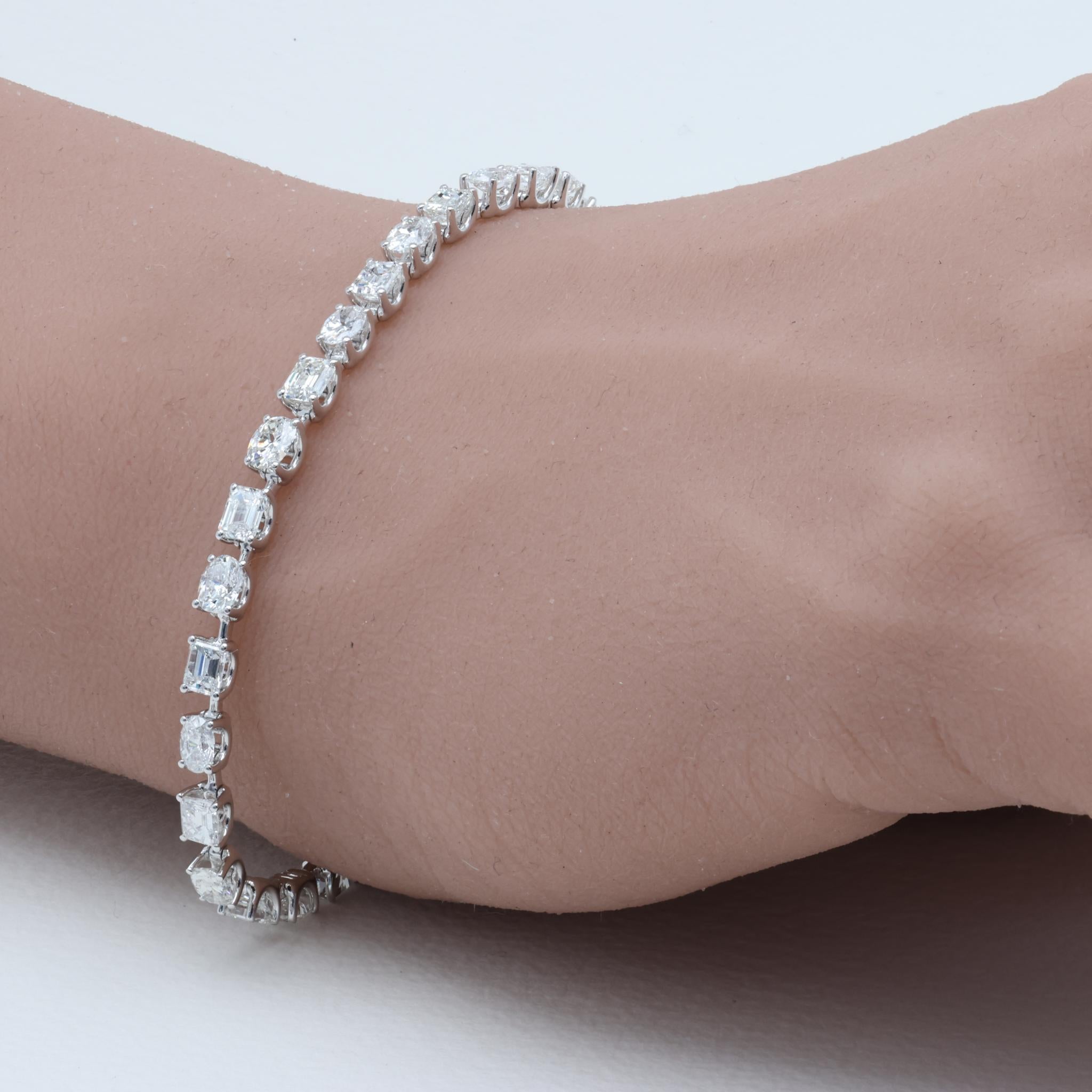 Pulsera de tenis con diamantes talla oval y esmeralda de 6,14 quilates en oro blanco de 18 quilates en Nuevo estado para la venta en Tampa, FL