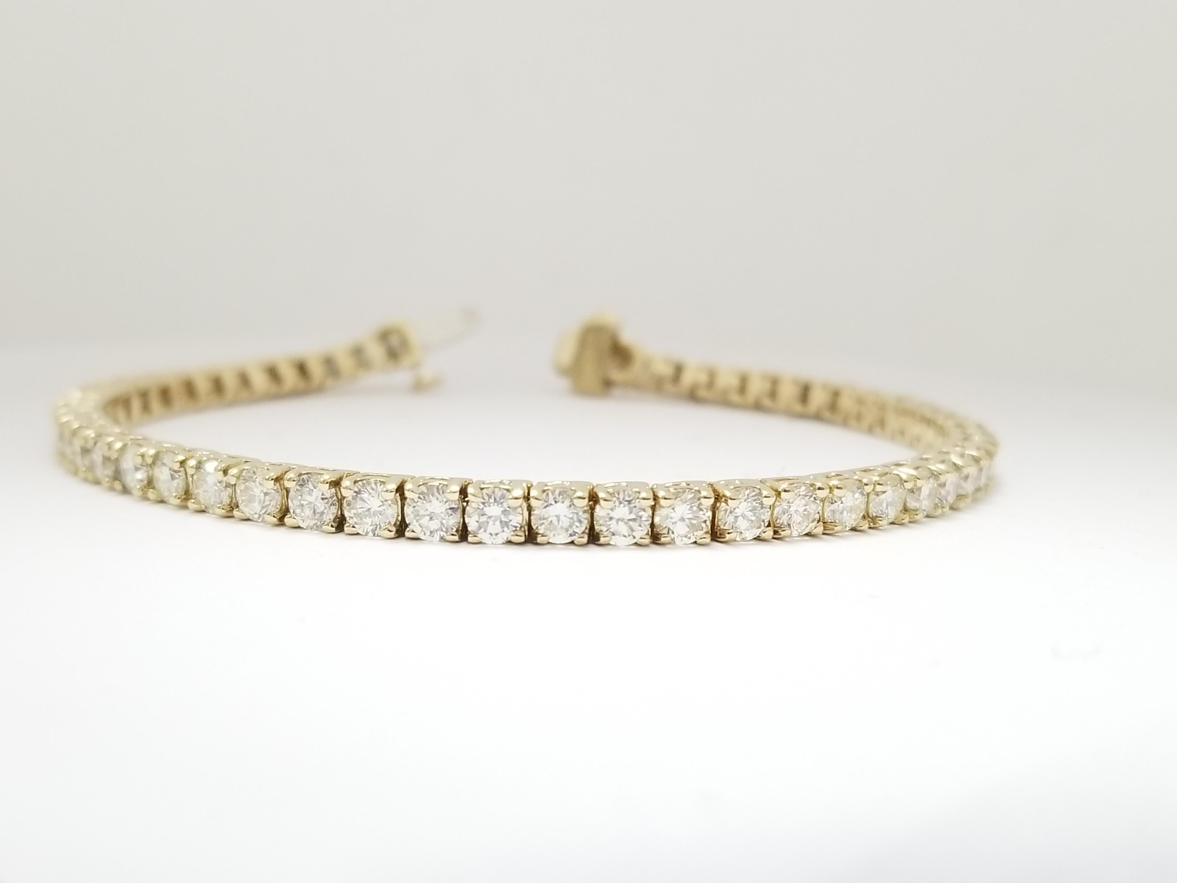 A quality tennis bracelet, round-brilliant cut diamonds. set on 14k yellow gold. each stone is set in a classic four-prong style for maximum light brilliance. 7 inch length. 3.2 mm wide , Average Color H-I, Clarity VS.