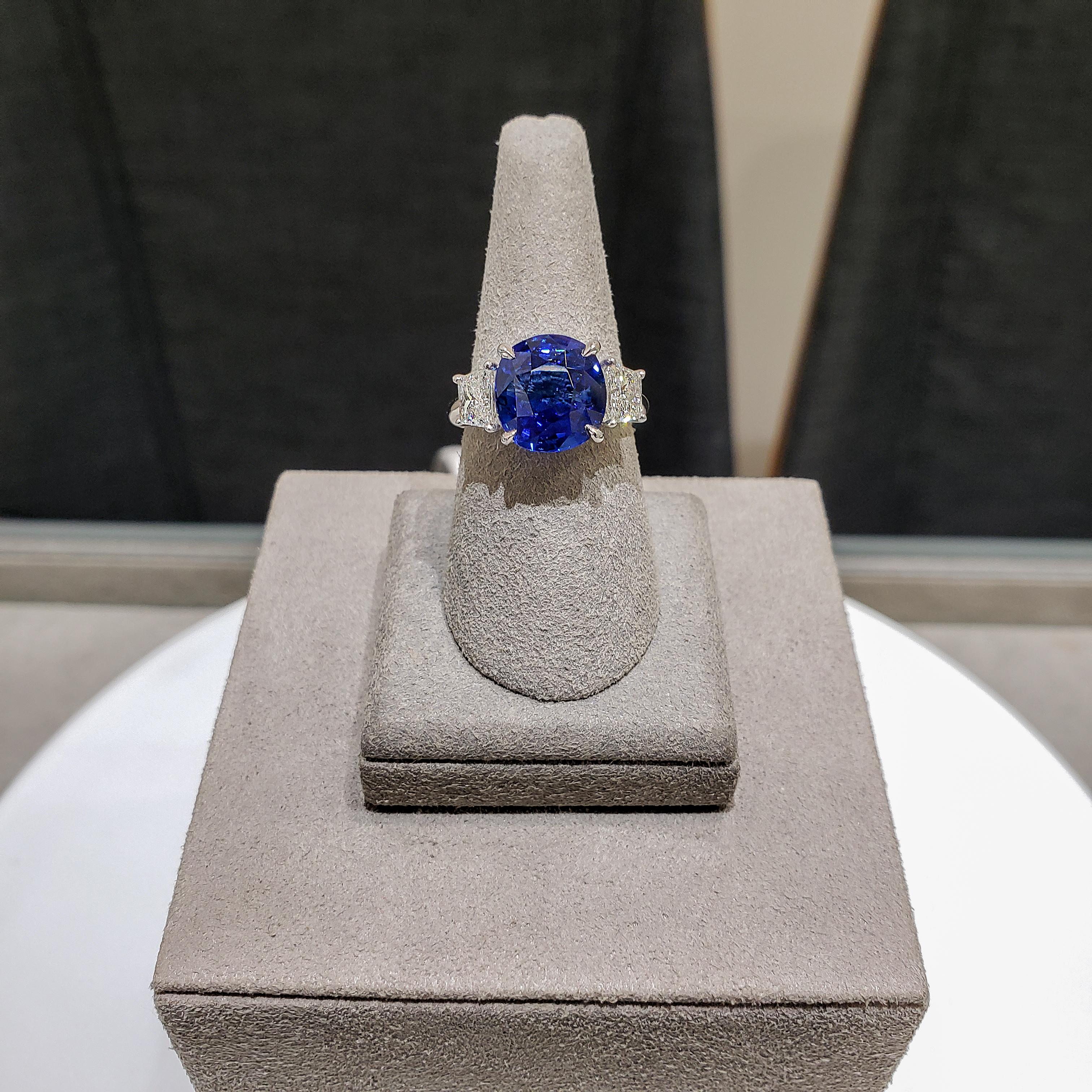 6,15 Karat Blauer Saphir im Kissenschliff und Diamant Verlobungsring mit drei Steinen Damen im Angebot