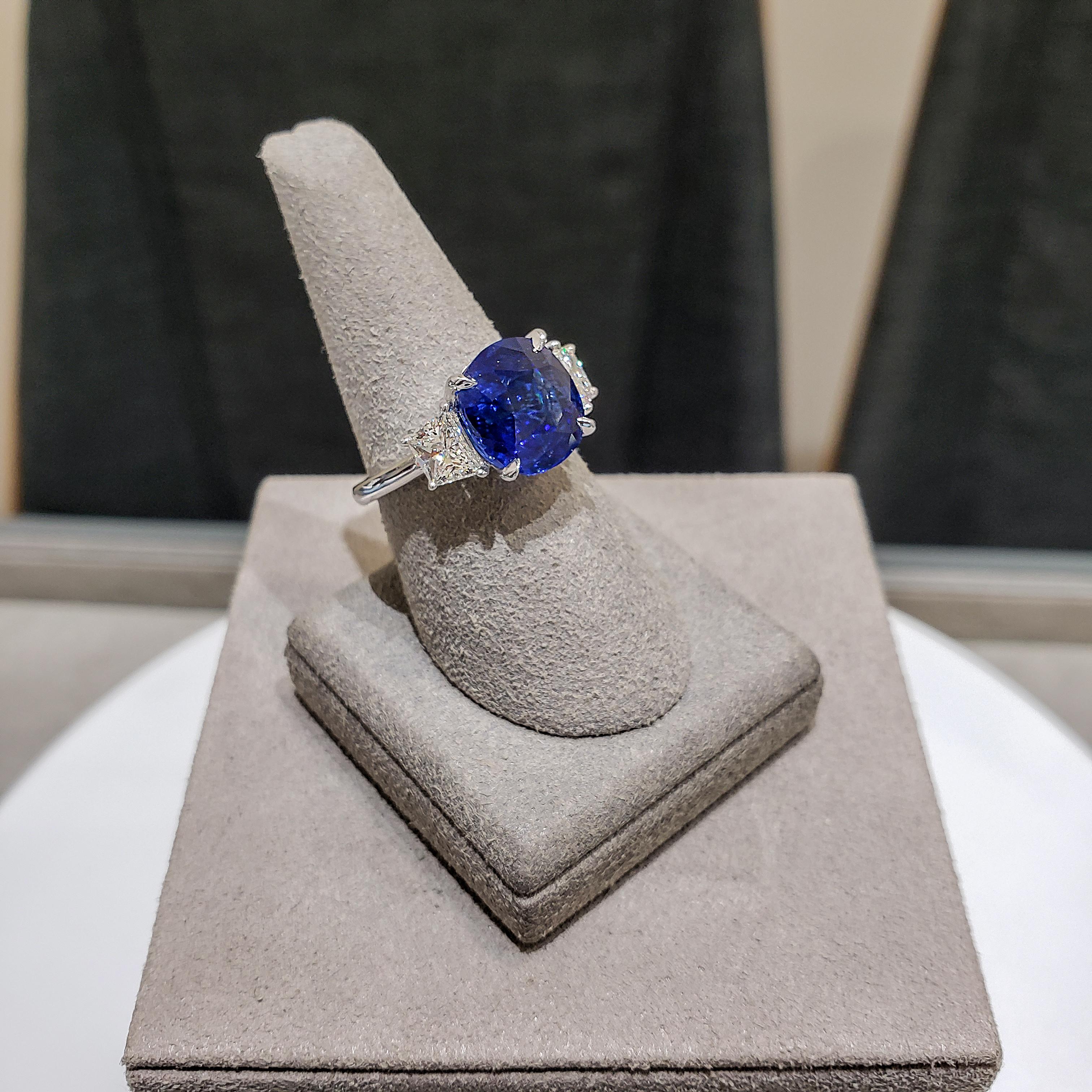 6,15 Karat Blauer Saphir im Kissenschliff und Diamant Verlobungsring mit drei Steinen im Angebot 1