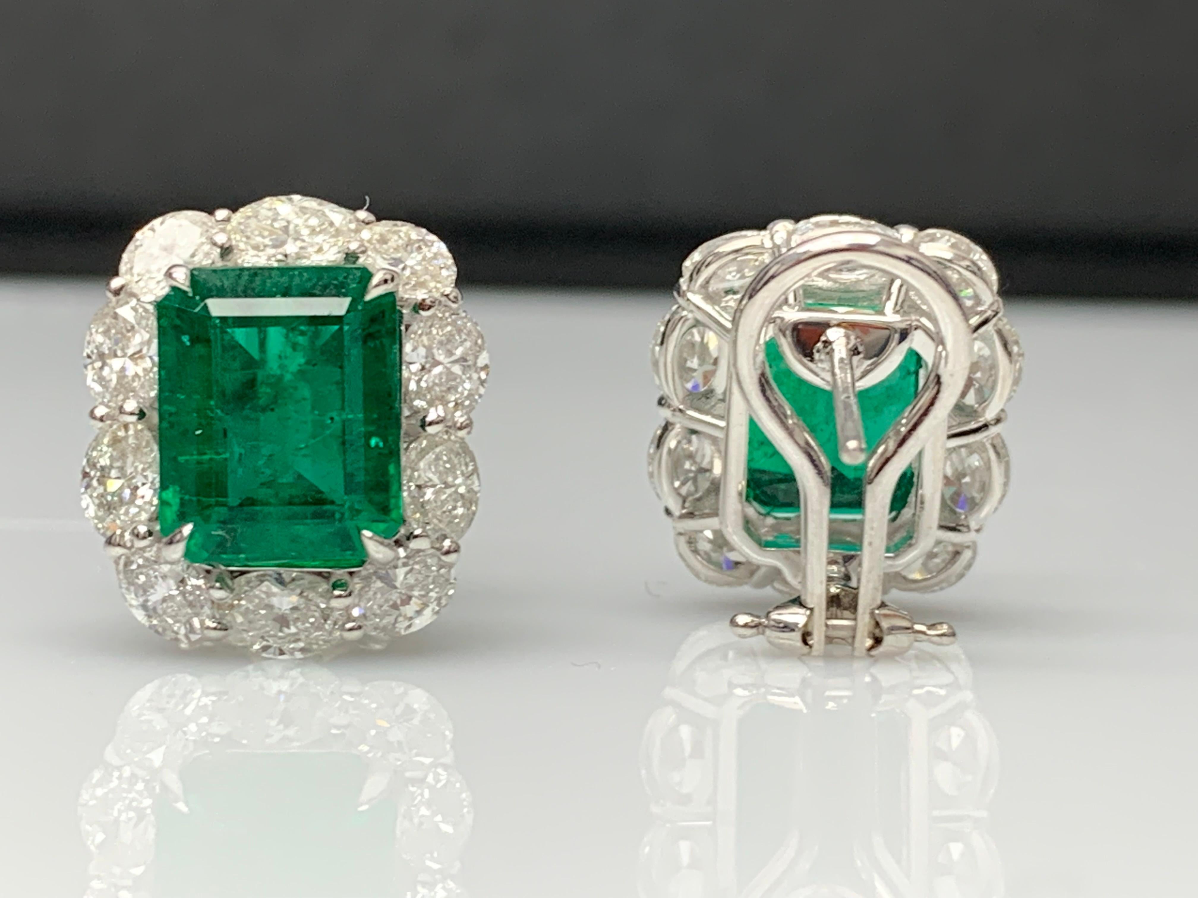 Boucles d'oreilles en or blanc 18 carats avec halo de diamants et émeraudes taille émeraude de 6,15 carats en vente 4