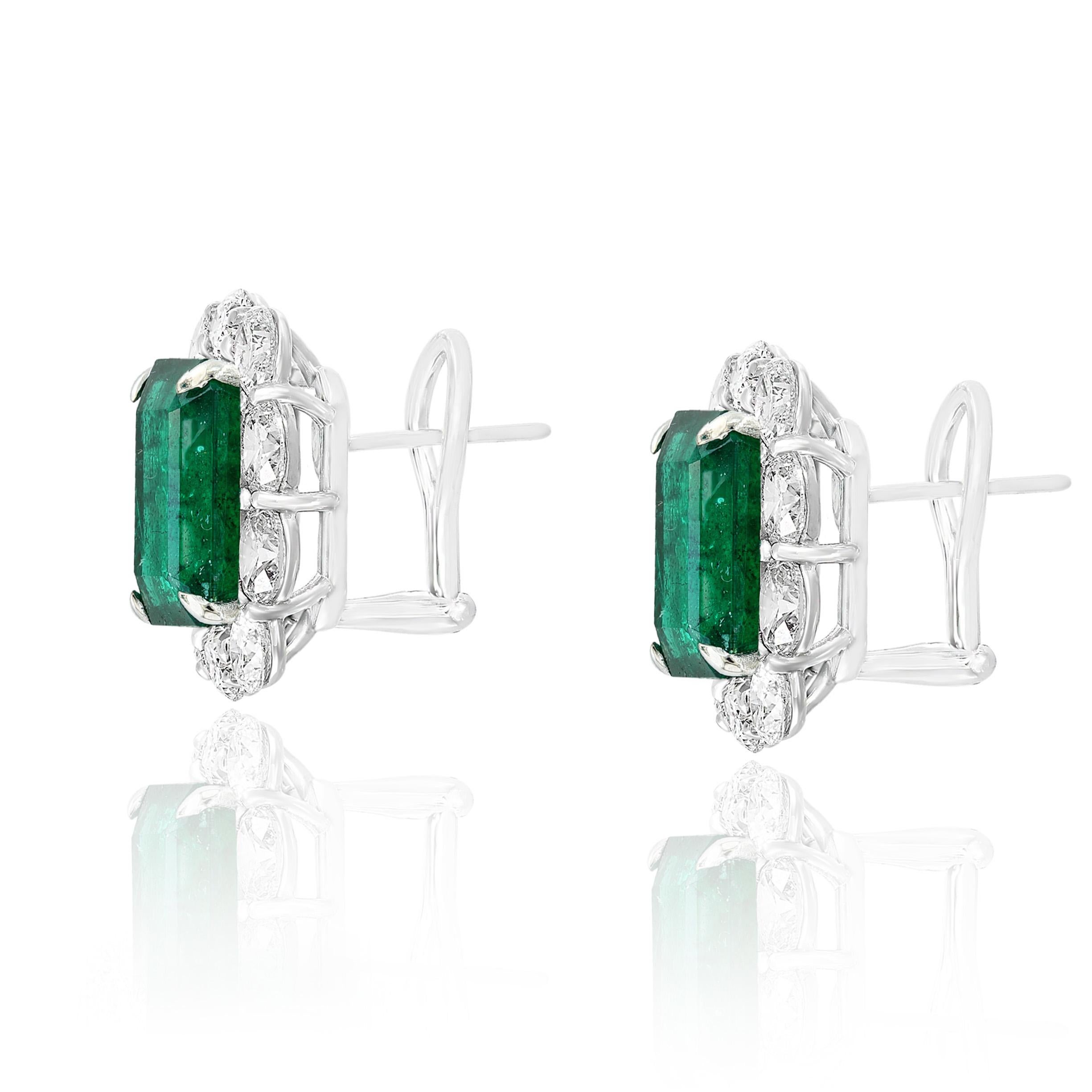 Moderne Boucles d'oreilles en or blanc 18 carats avec halo de diamants et émeraudes taille émeraude de 6,15 carats en vente