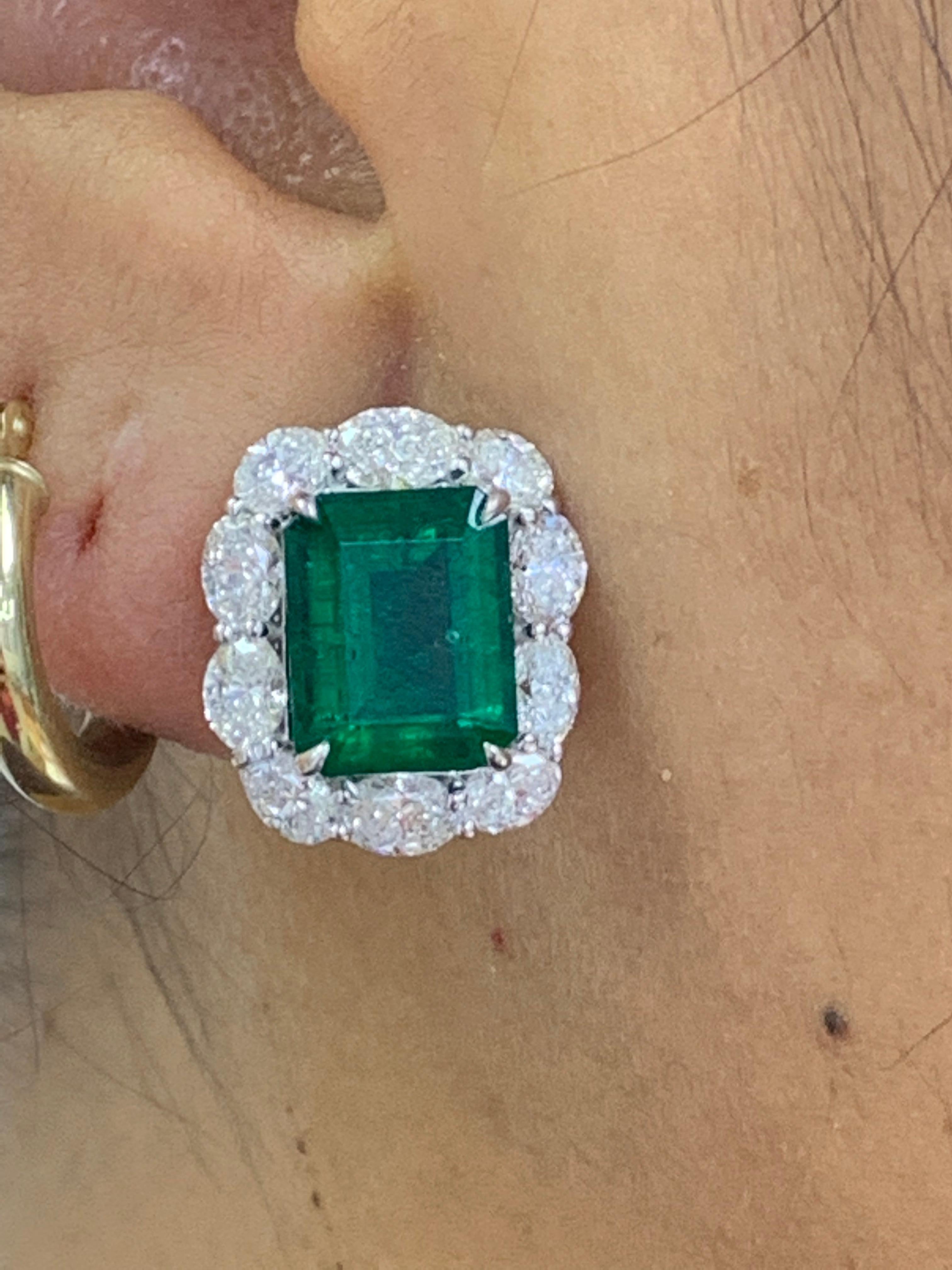 6,15 Karat Smaragd im Smaragdschliff und Diamant-Halo-Ohrring aus 18 Karat Weißgold Damen im Angebot